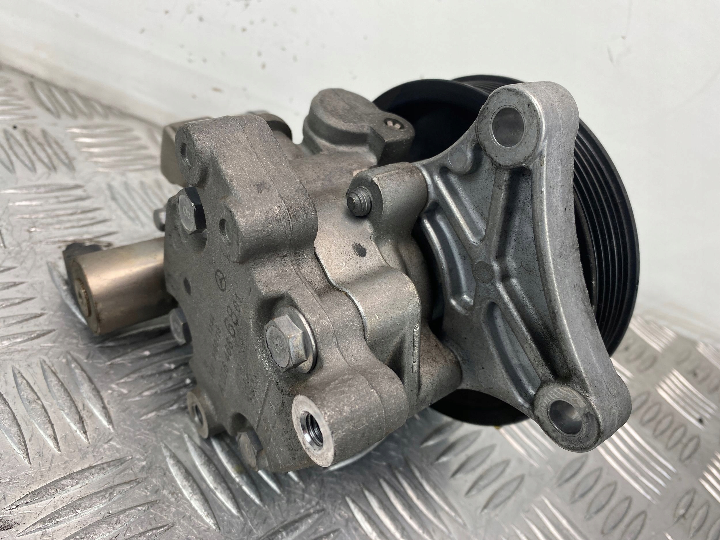 Mercedes C200 W204 1.8 CGI servo pump A0064666801