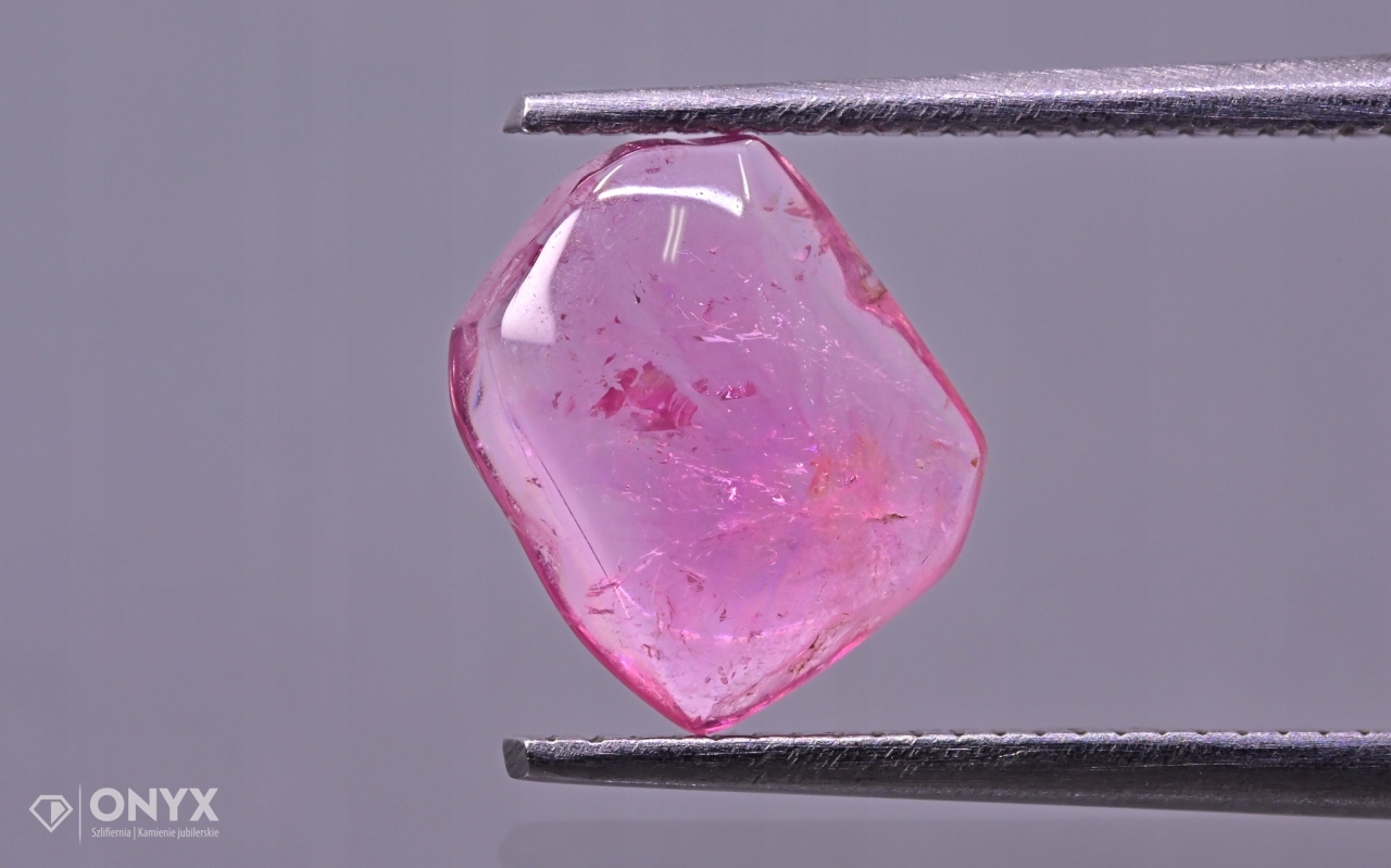 Turmalín konvexní nepravidelná dlažba 8,5x7 mm