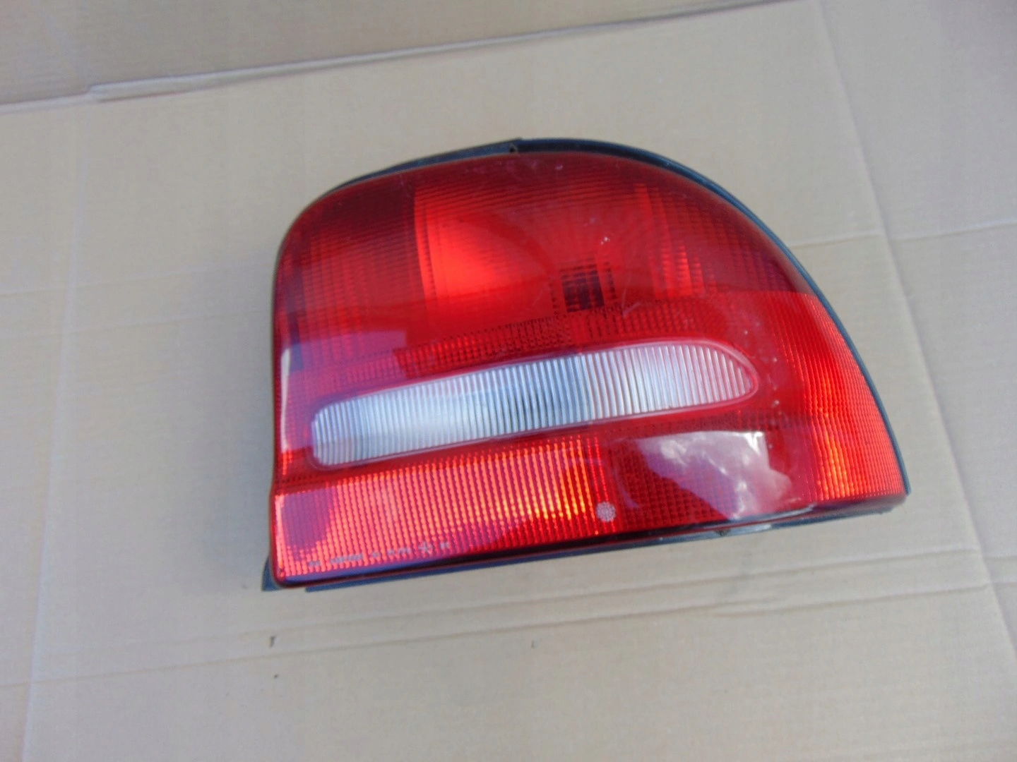 ФАРА ПРАВА ЗАД. ЗАДНЯ КРАЙСЛЕР НЕОН ЄВРОПА