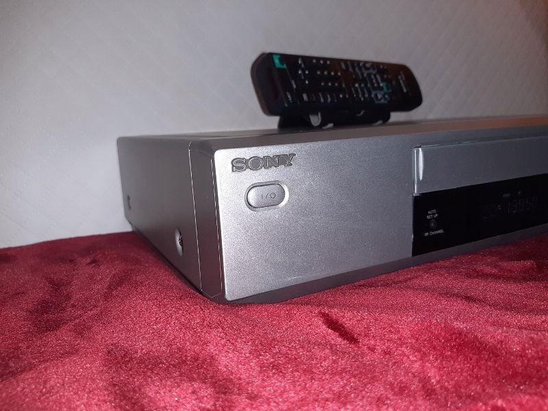 magnetowid VHS SONY z pilotem Marka Sony