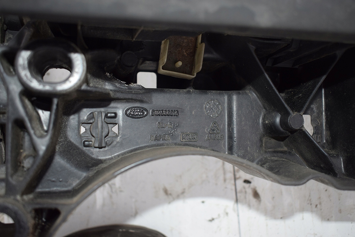 передняя панель радиатора (телевизор) LAND ROVER DISCOVERY III