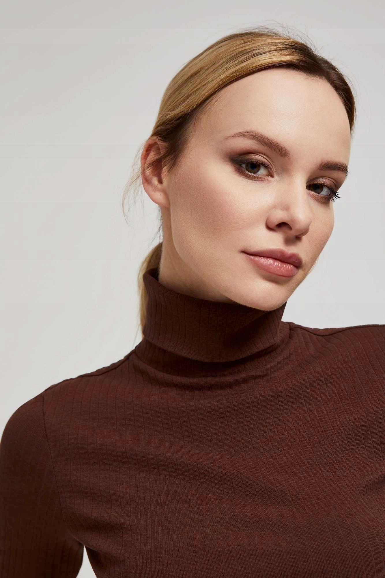 Prążkowana bluzka z golfem XL od MOODO Rozmiar XL