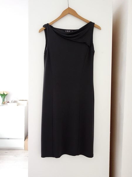 SUKIENKA SUKNIA ELEGANCKA MAŁA CZARNA WIZYTOWA WŁOSKA ITALY ŚWIĘTA 38 M Rozmiar M