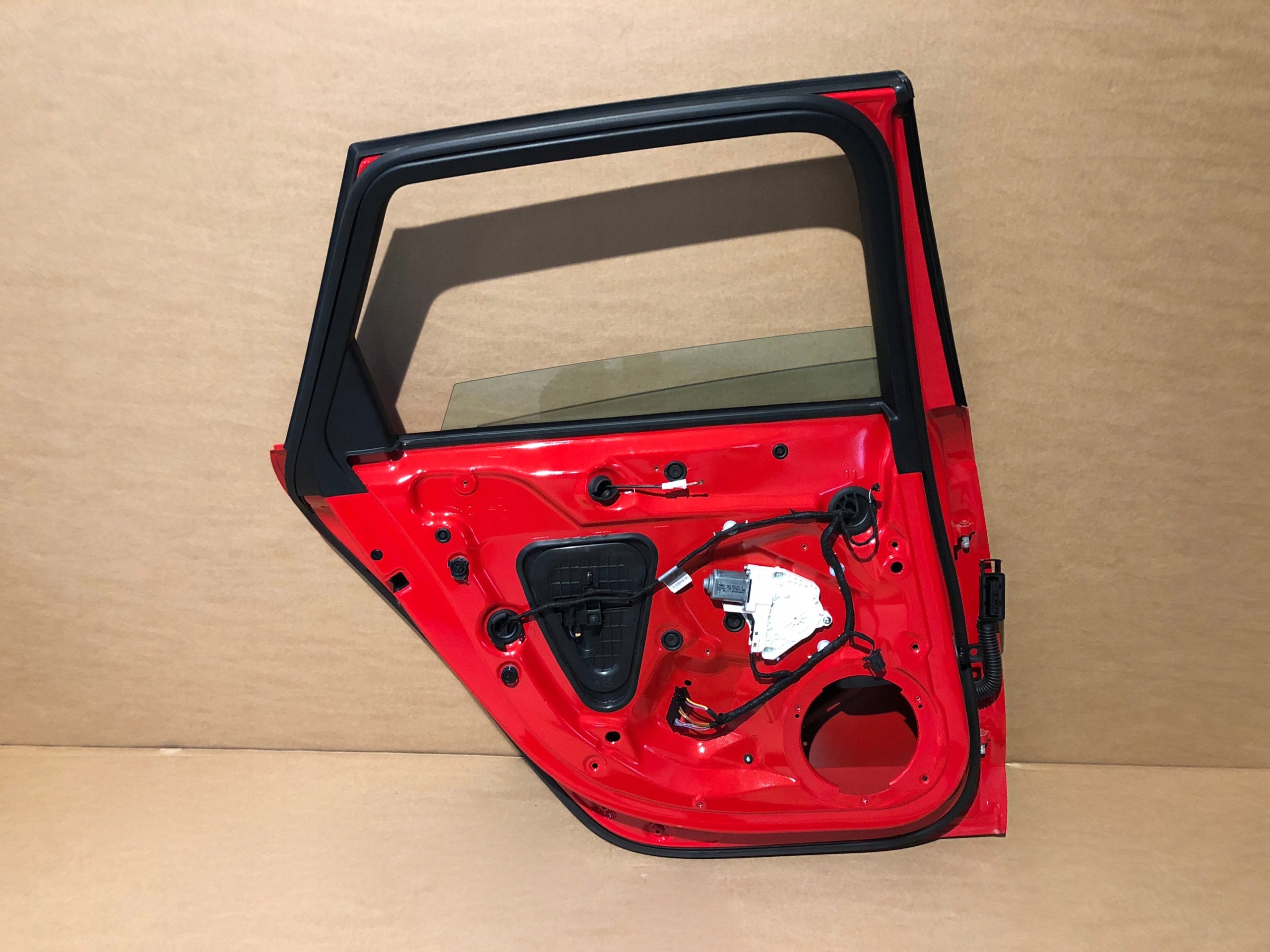 AUDI RS4 B8 8K DRZWI LEWE TYL LZ3M Kolor czerwony