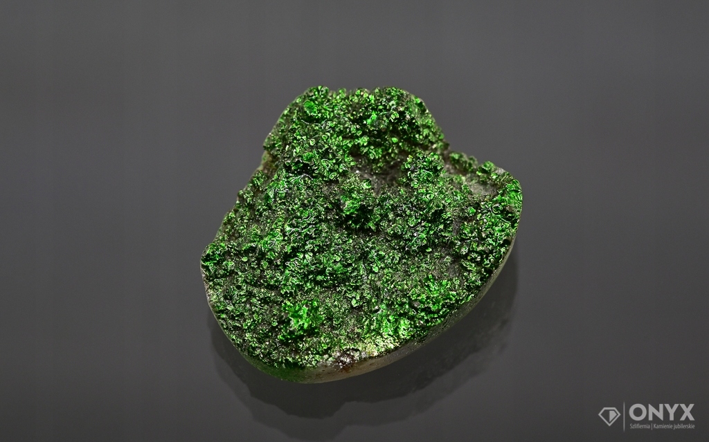 Drůza zelená nepravidelná 25x21 mm