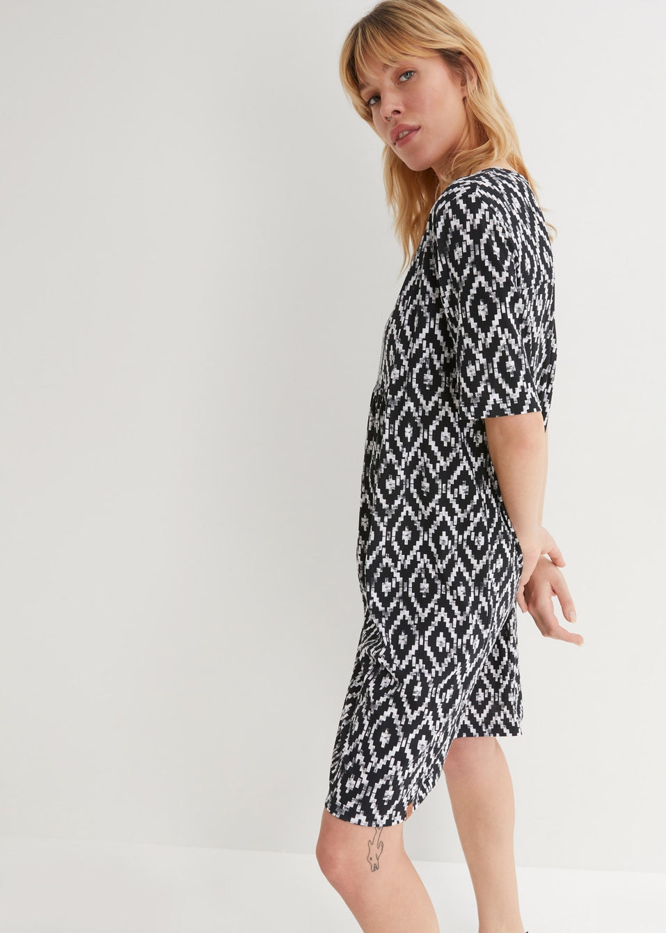 BJ109 SUKIENKA DAMSKA KLASYCZNA WE WZÓR MIDI BONPRIX 52/54 CZARNA Marka Bonprix