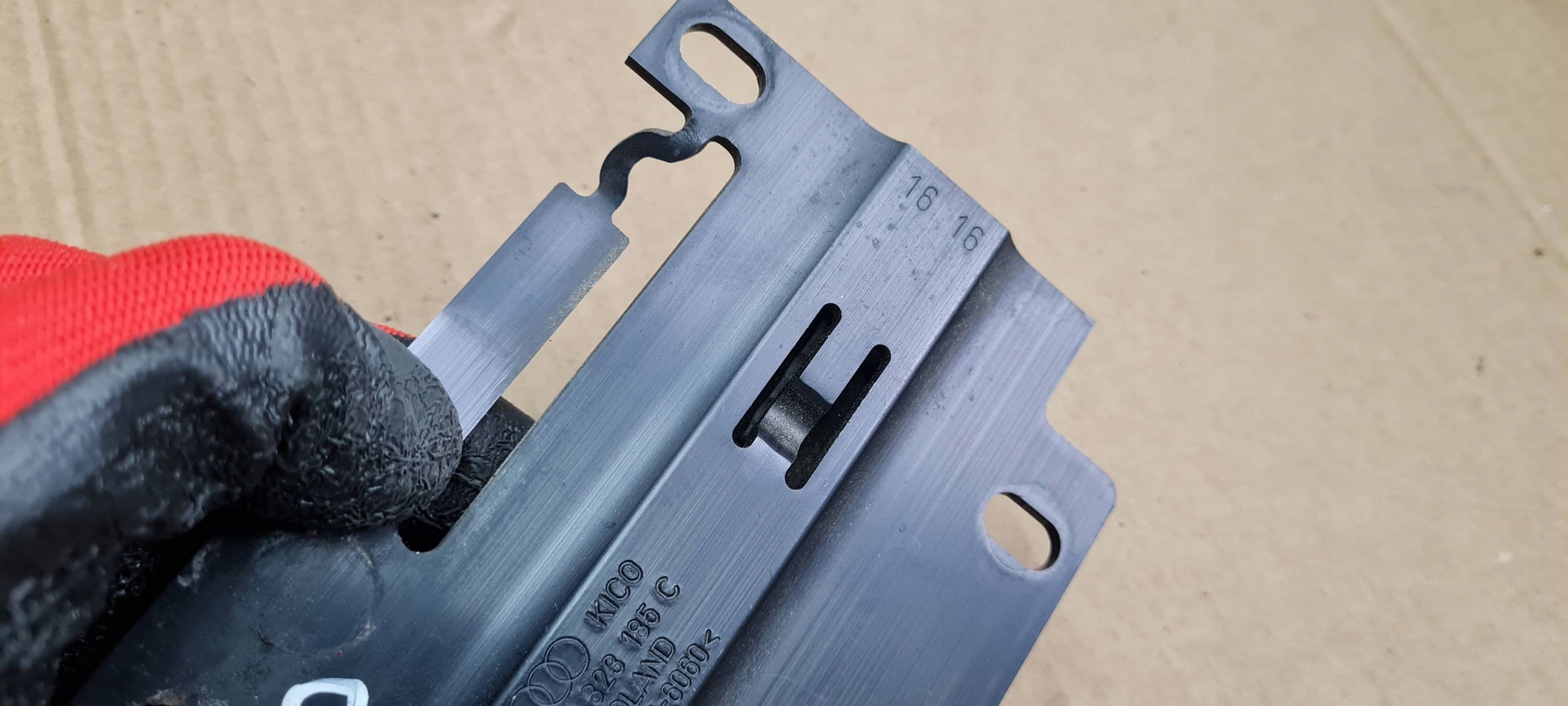 A4 B9 8W S4 lock RYGIEL bonnets left 8W0823185C A5 8W