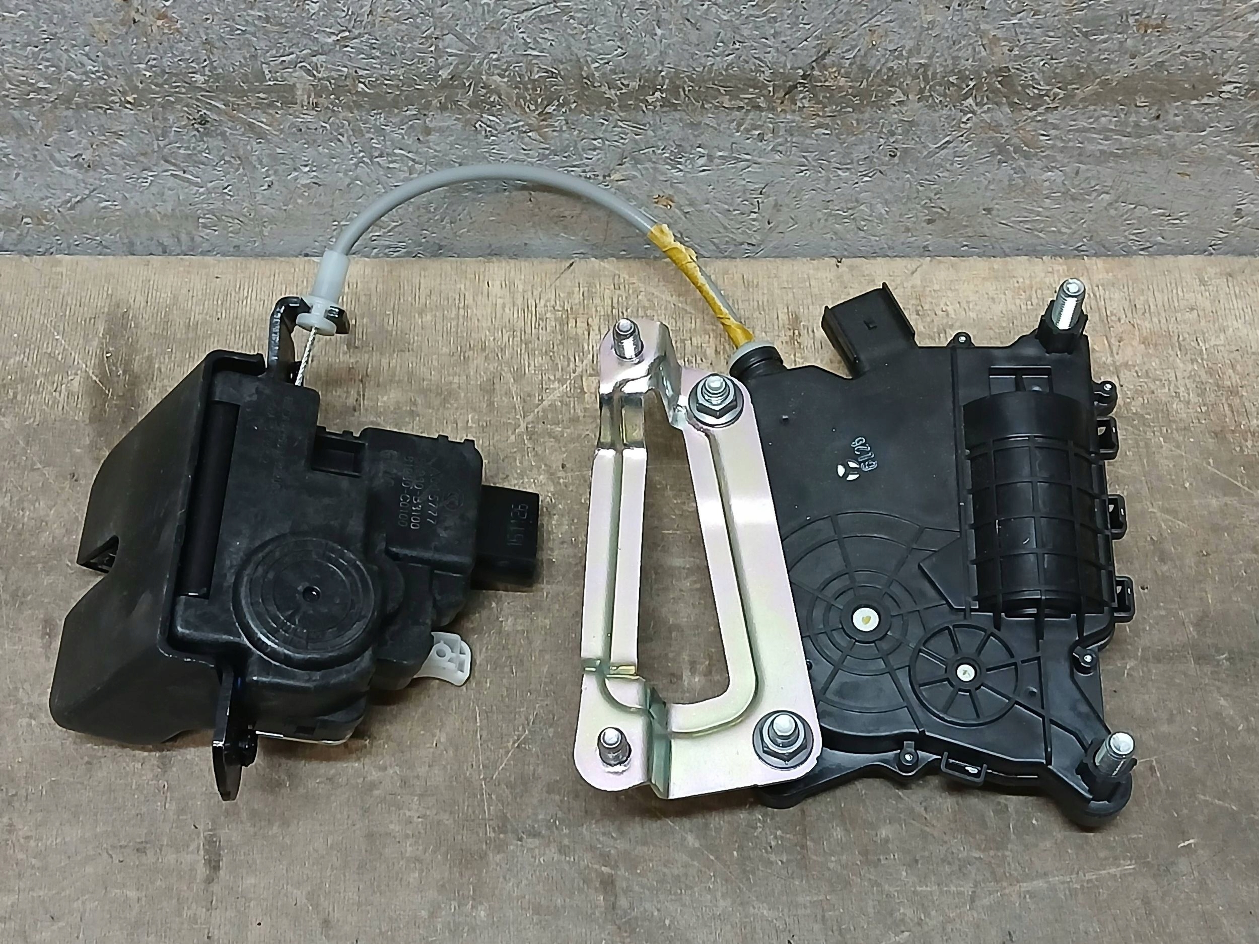 boot door lock boot HYUNDAI TUCSON III 3 15- 81230D3100