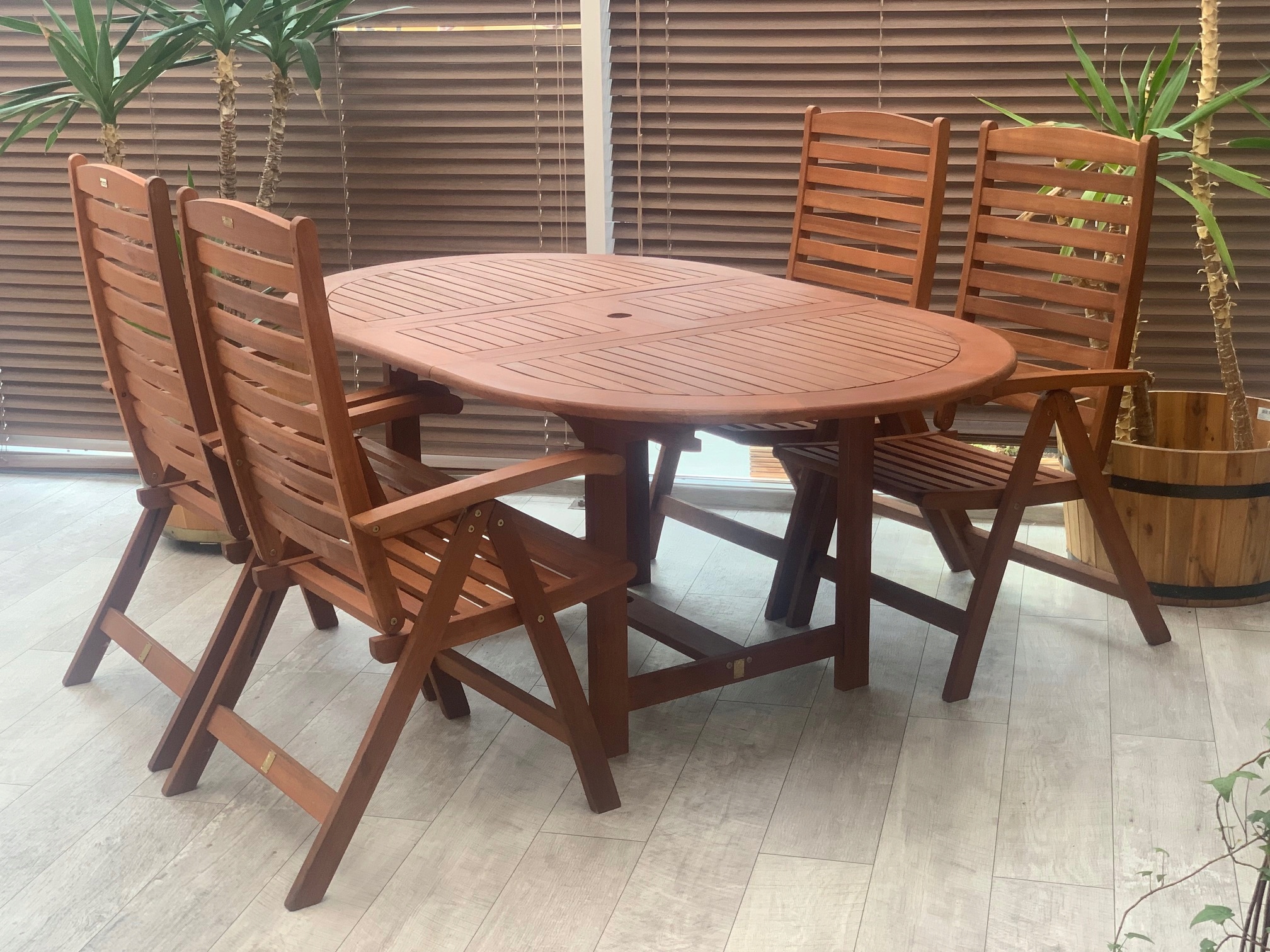 Zestaw mebli ogrodowych z drewna Oldham z szerokim stołem i 4 krzesłami Rodzaj stół i krzesła