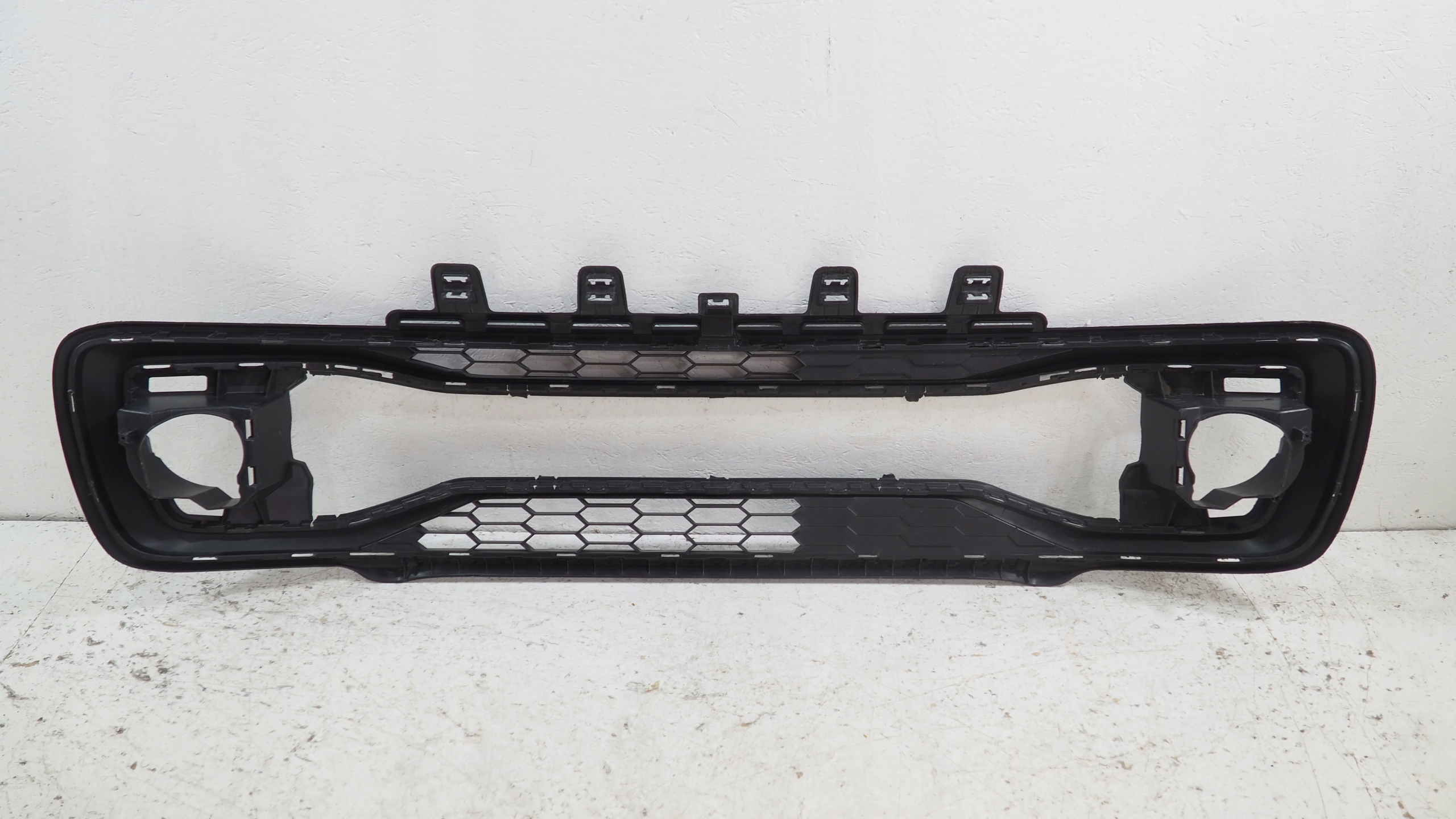 VW Up lift central grid of a bumper front 1S0853677F