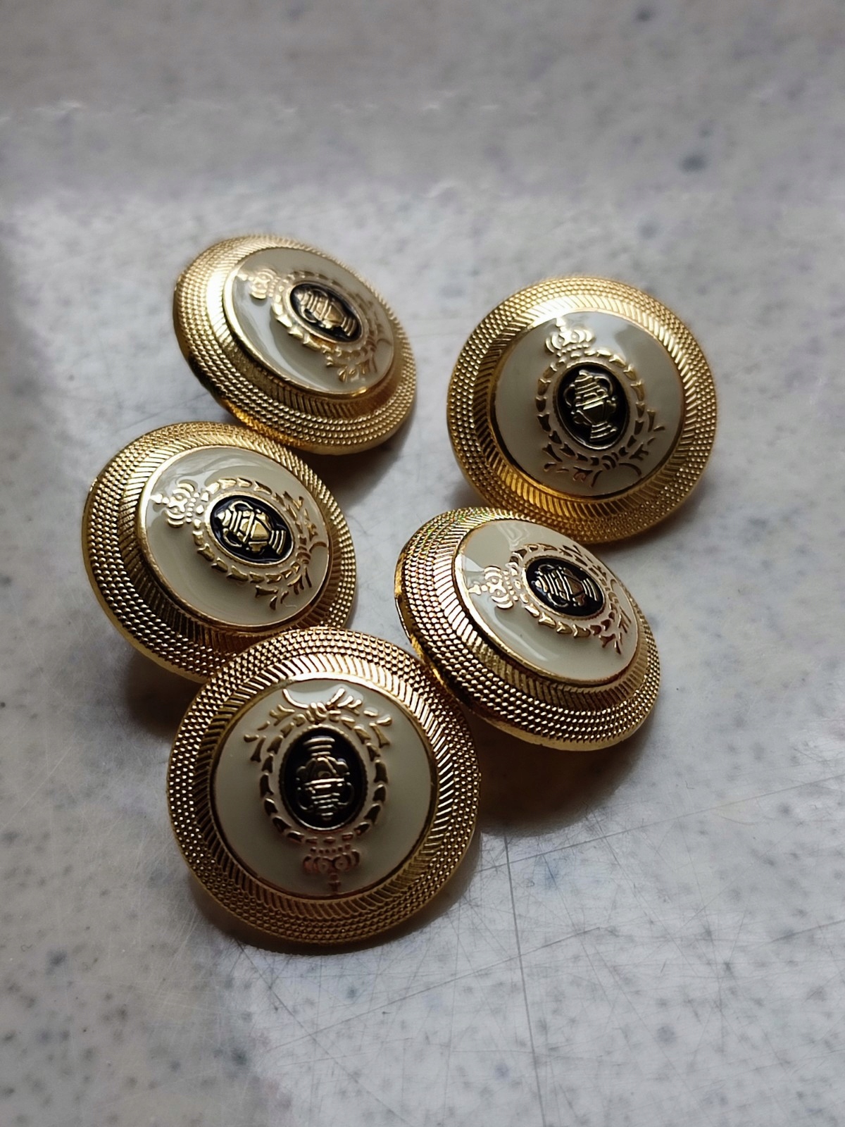 Guzik Metalowy- Złoto/beż- Herb guziki 20 mm