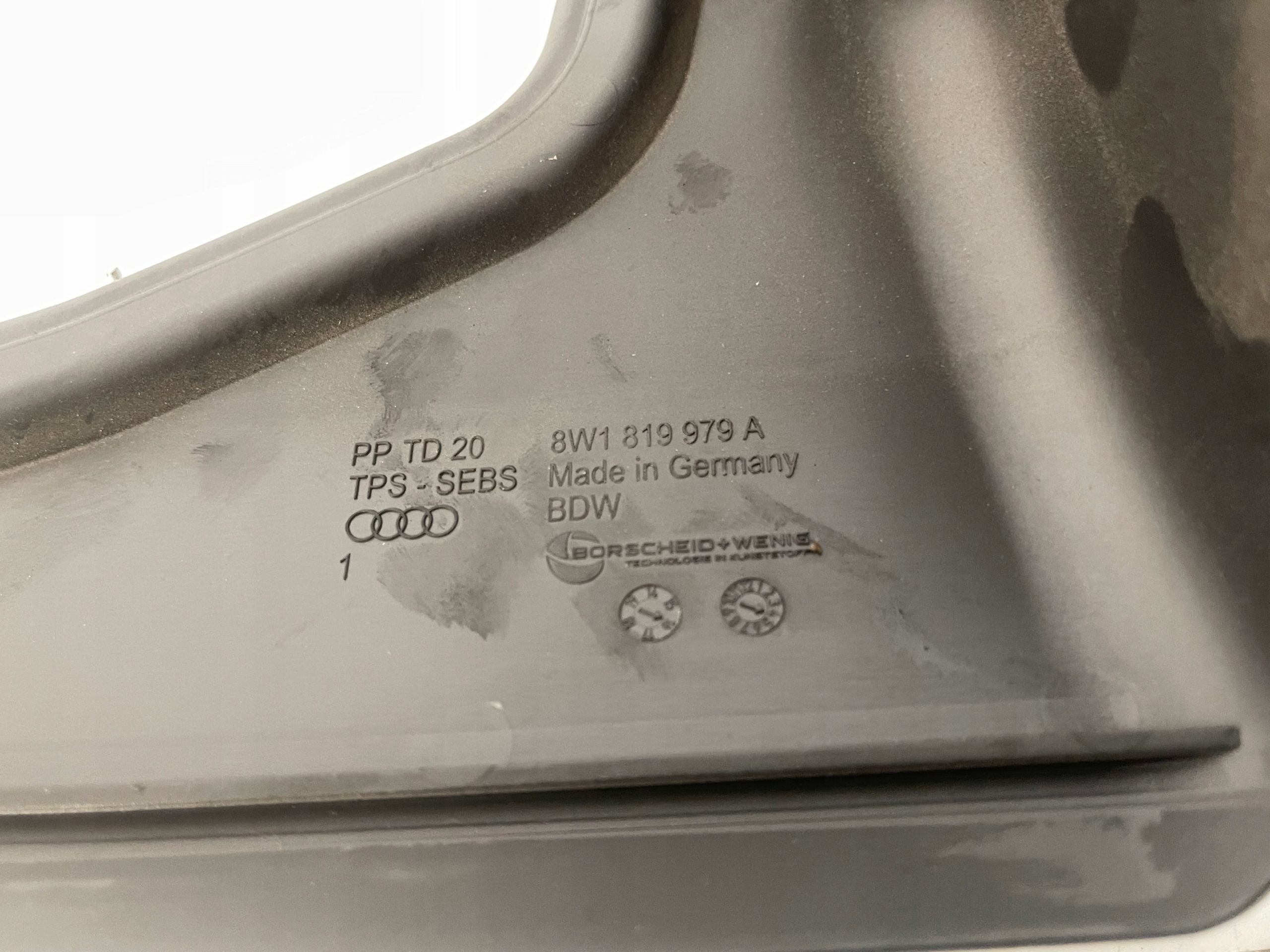 AUDI A4 B9 RYNNA under the window 8W1819979A