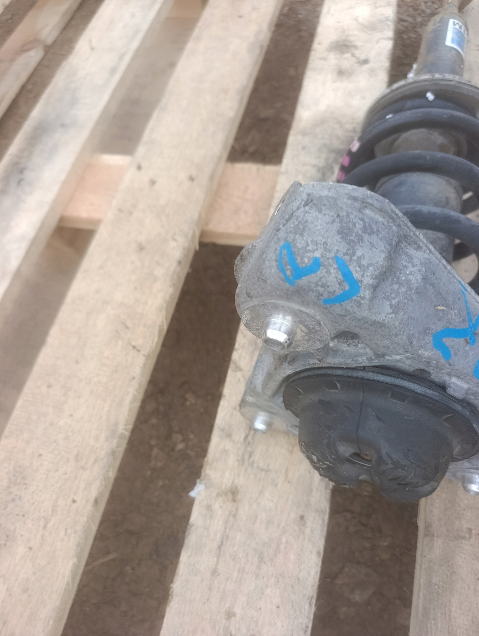MACPHERSON shock absorber front front AUDI A4 B6 8E0413031DD 8E0DD