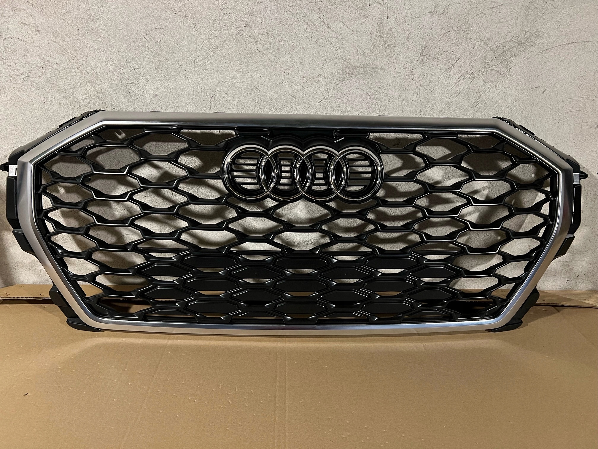 Atrapa przednia AUDI Q3 S-LINE 83F853651B 83F853651BRN4