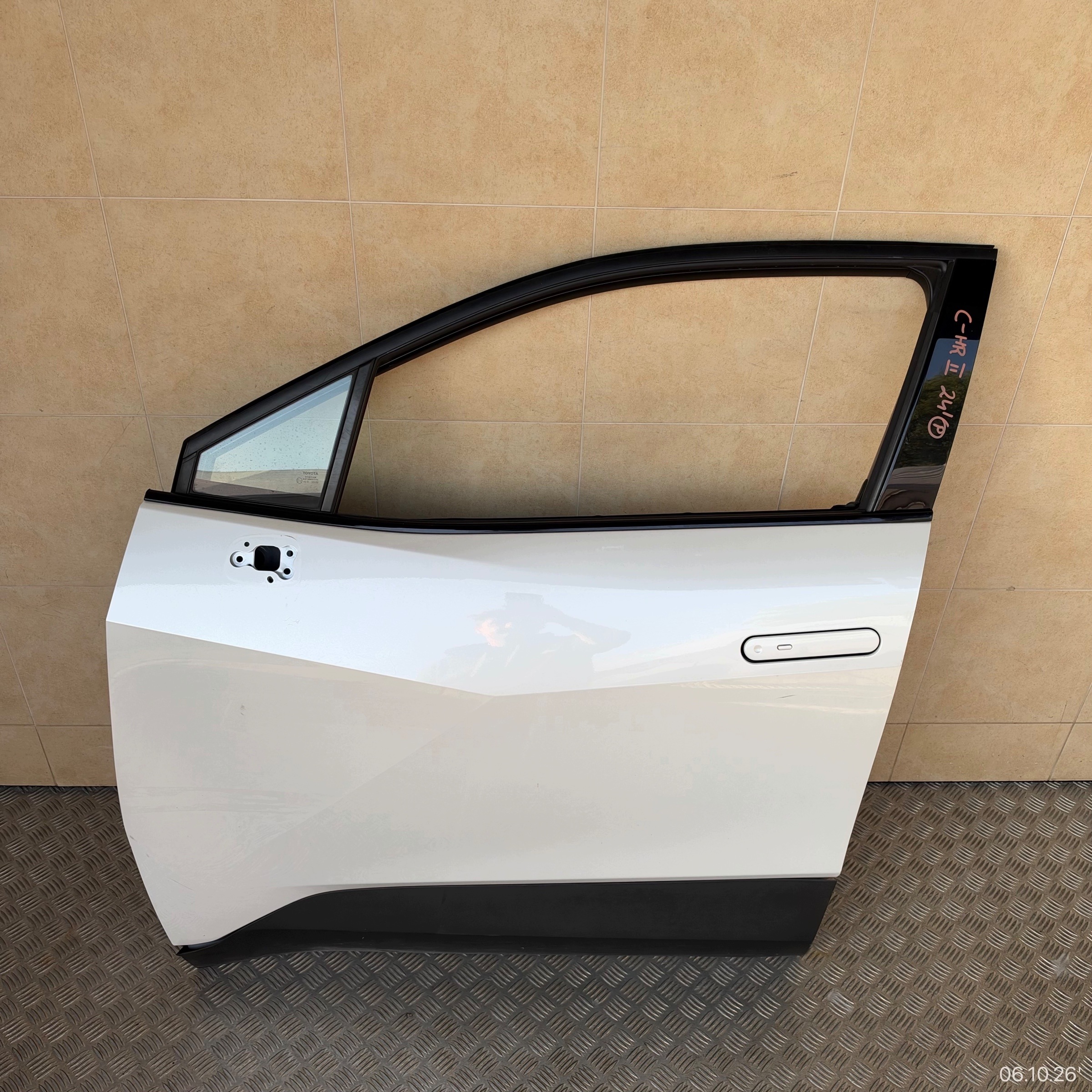 door complete front left TOYOTA C-HR II 2024 year