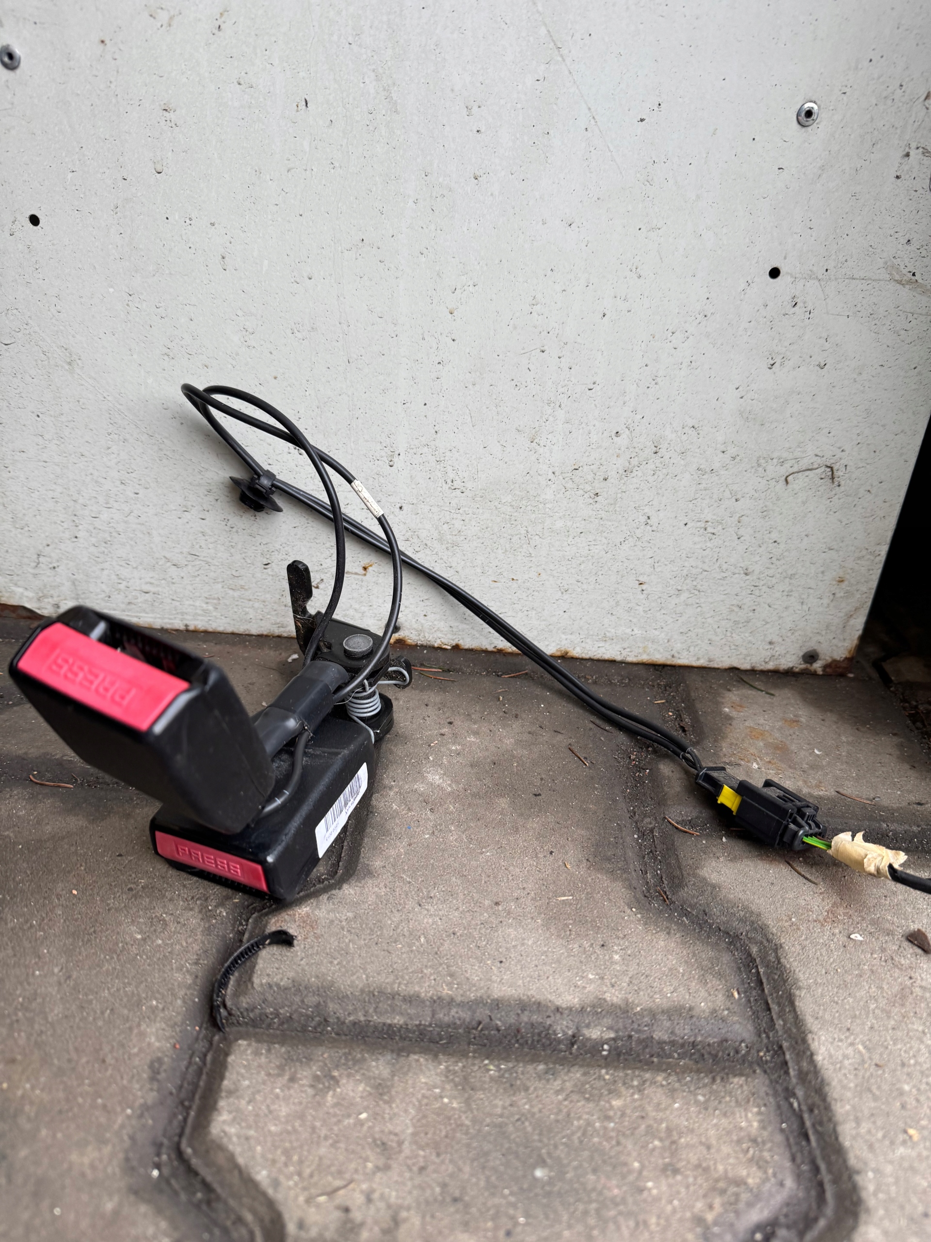 Zapinka right left central supports Peugeot 207 SW