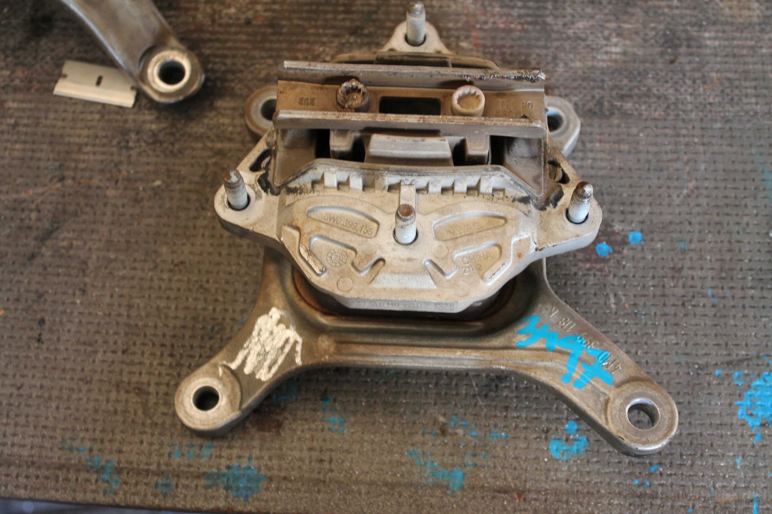 3497. holder engine mount AUDI 4M0399118K 8W0399156