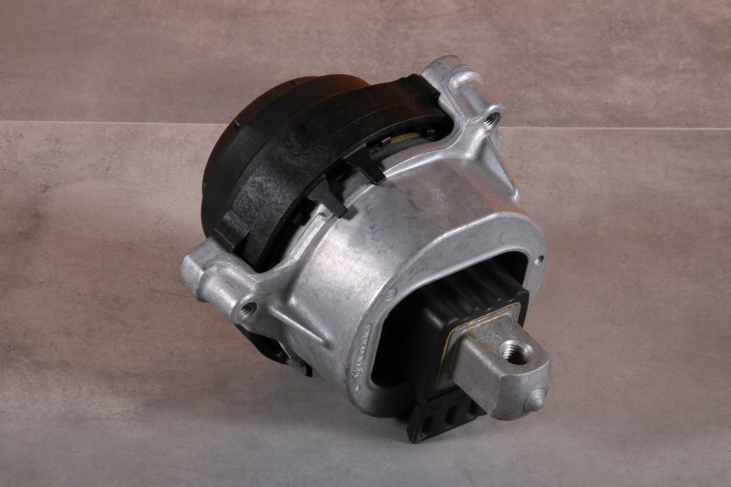BMW G30 G31 B47 B47B B47D B47F XD5O engine mount left 8482771 26 km !!!