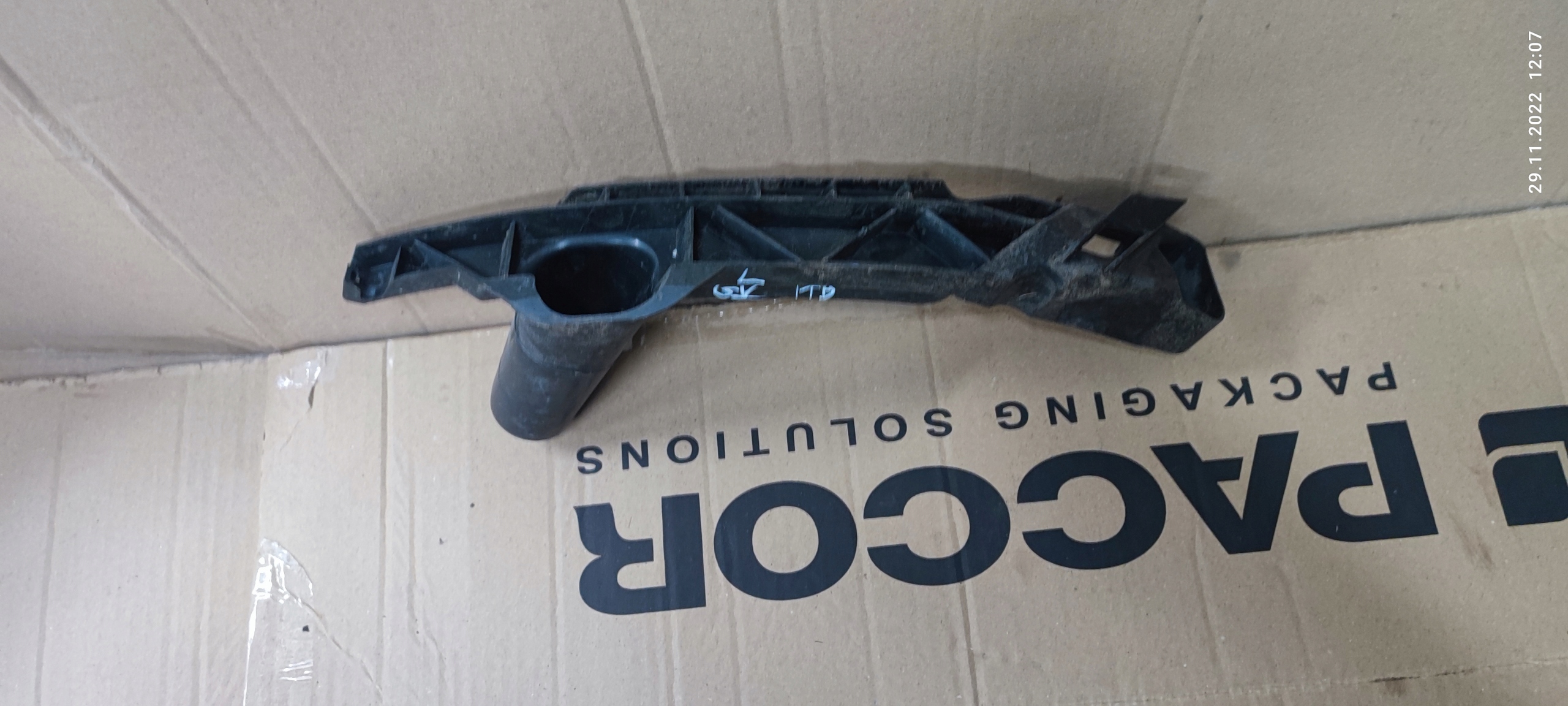VW GOLF V PROWADNICA bumper bracket front right HB