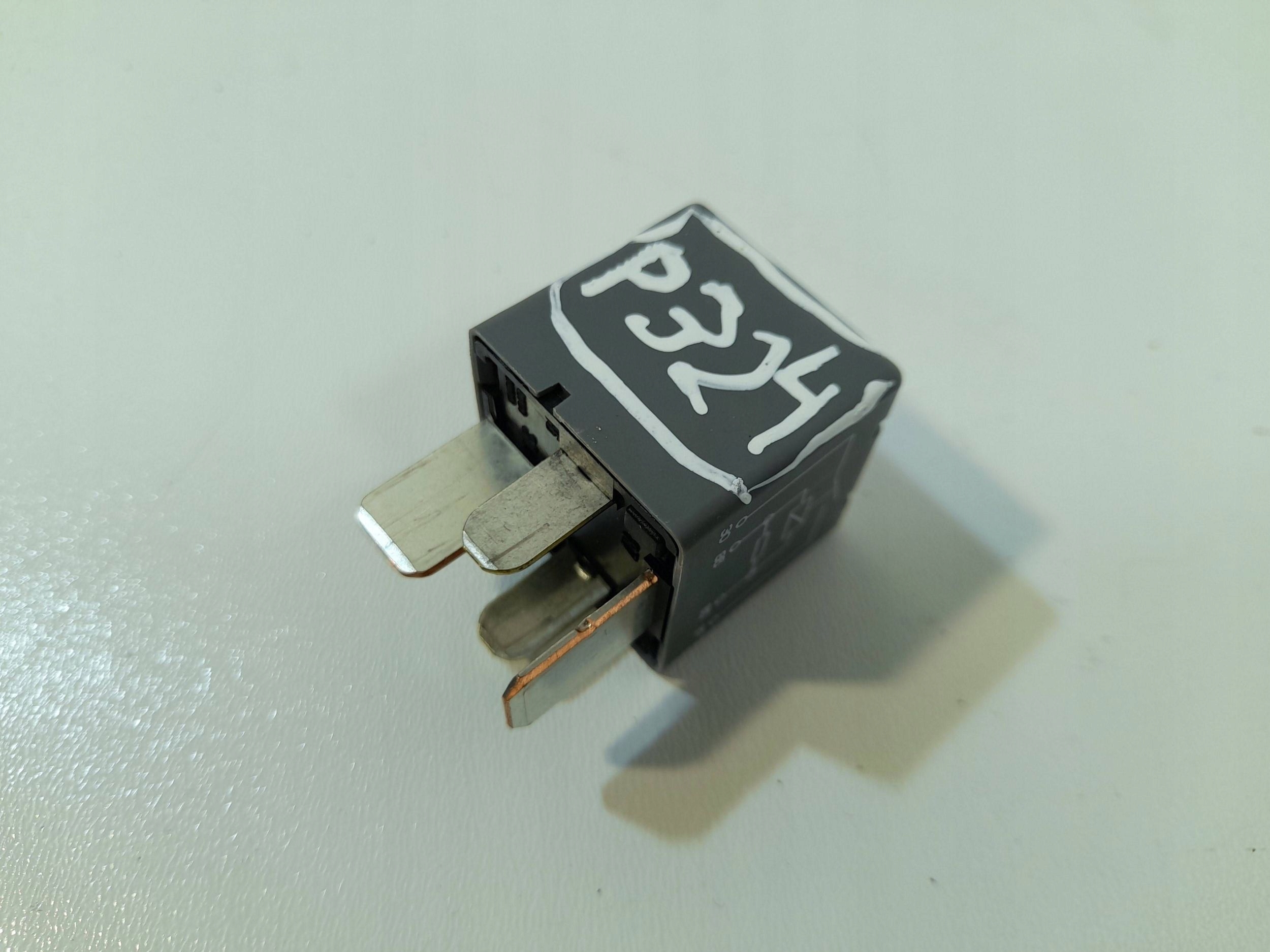 Mercedes-Benz GLC C253 relay A0009822923 (P324)
