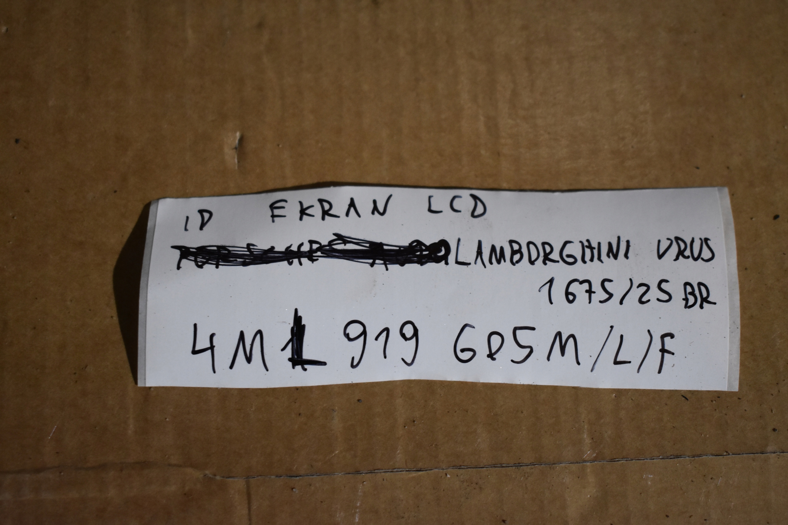 IDEALNY EKRAN LCD display LAMBORGHINI URUS 1