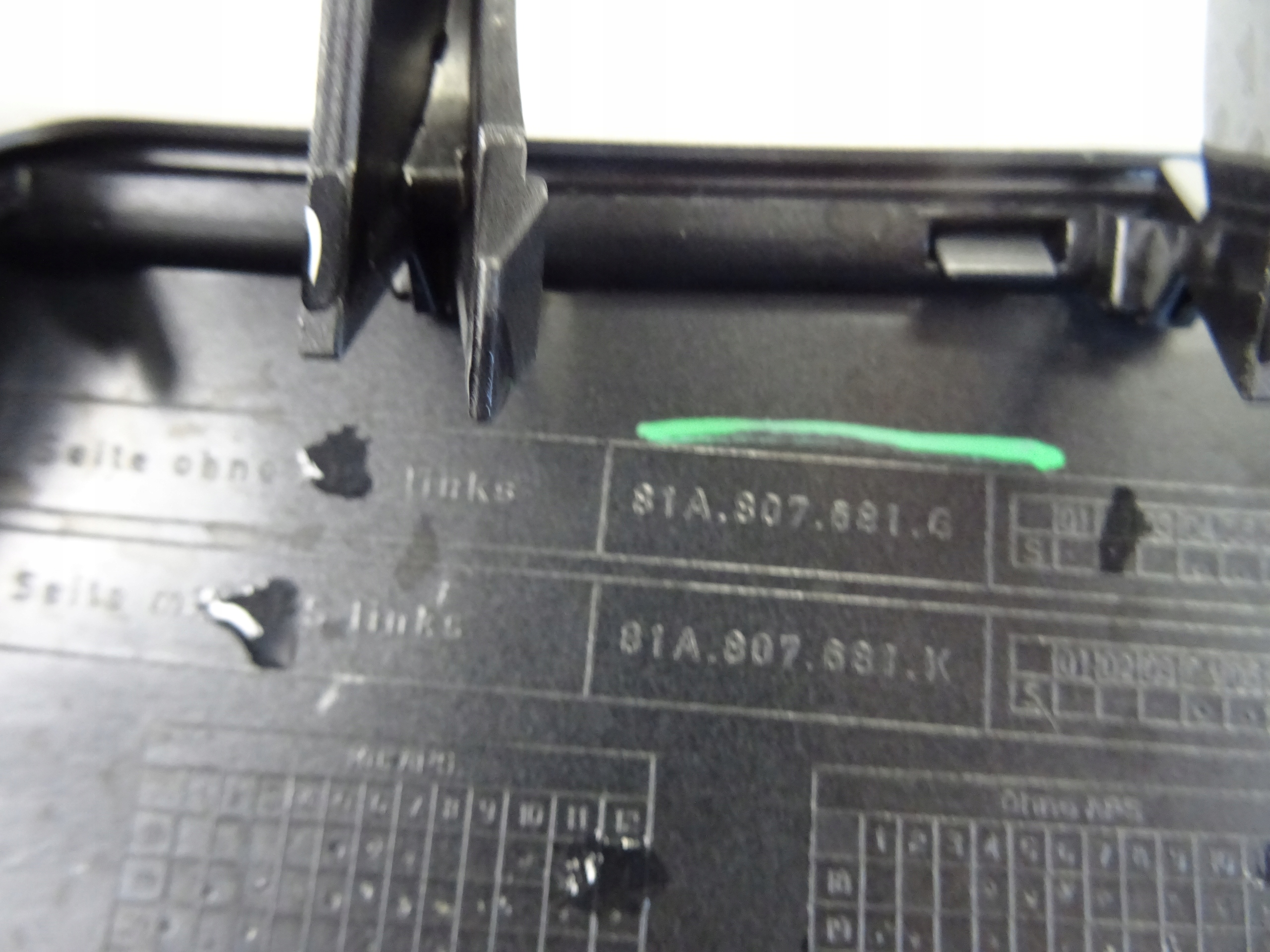 grid of a bumper front front left AUDI Q2 81A807681G