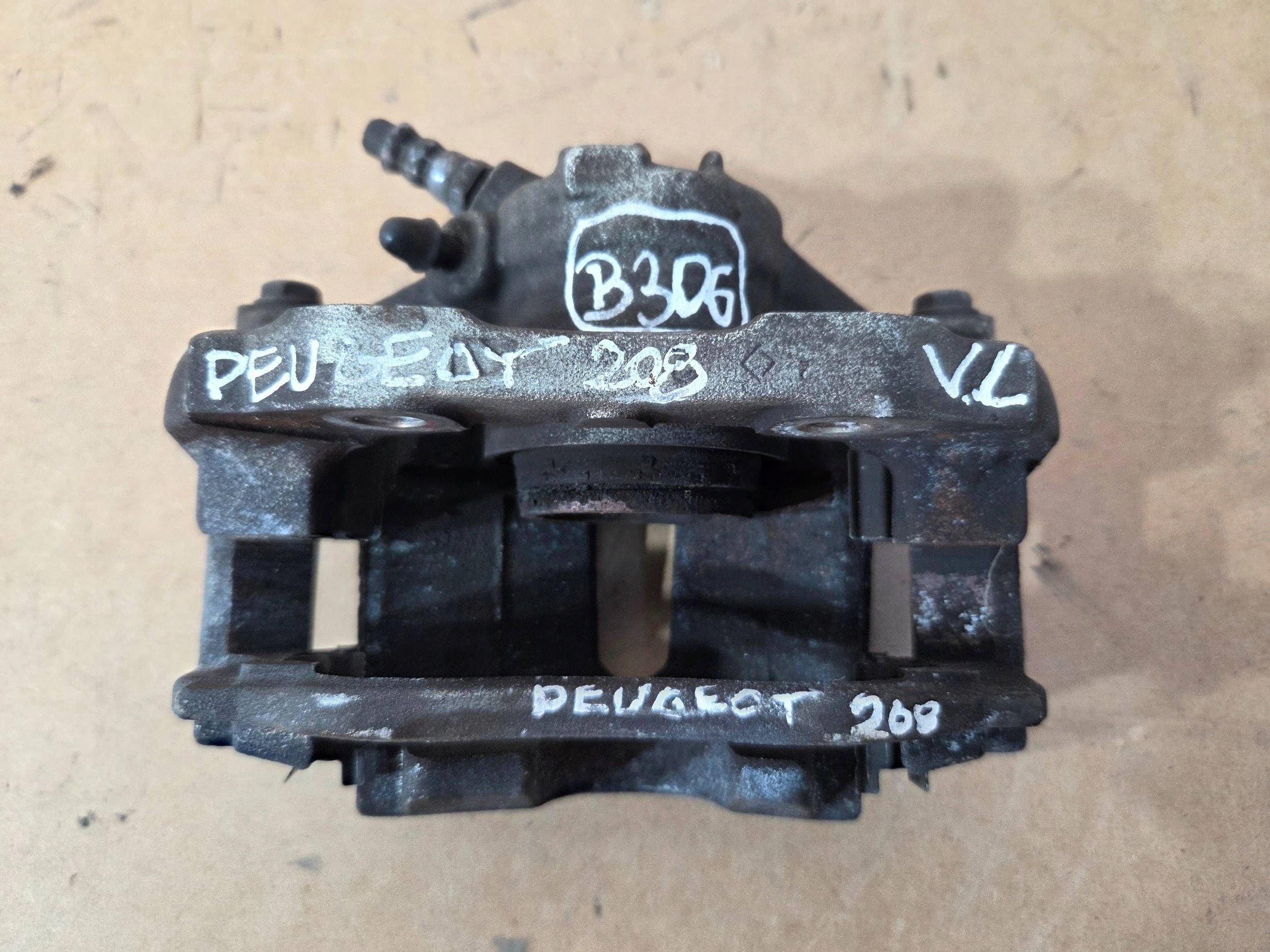 Peugeot 208 and caliper brake front left 0204Y01131 (B306)