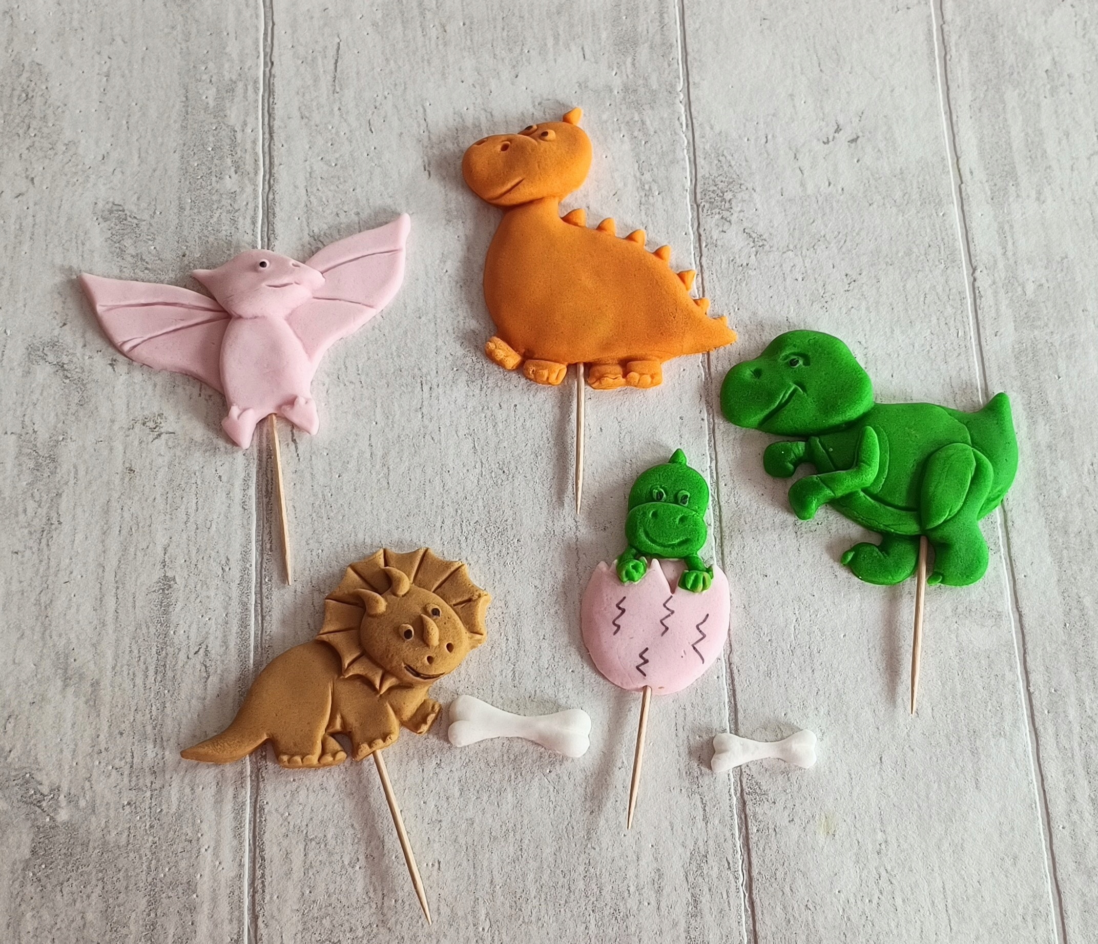 kolorowe Dinozaury dinusie z masy cukrowej Zestaw dekoracji 2D