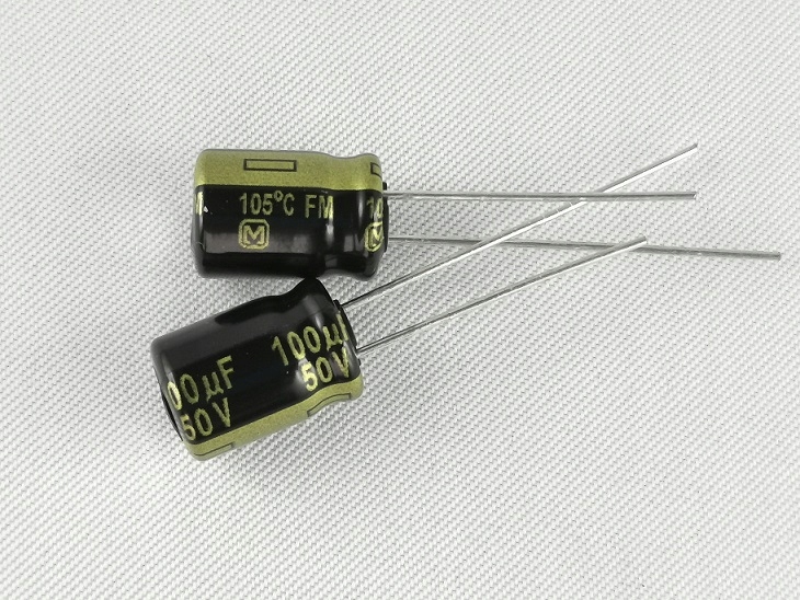 5× 100uF 50V Panasonic low impedance za 0,80gr.