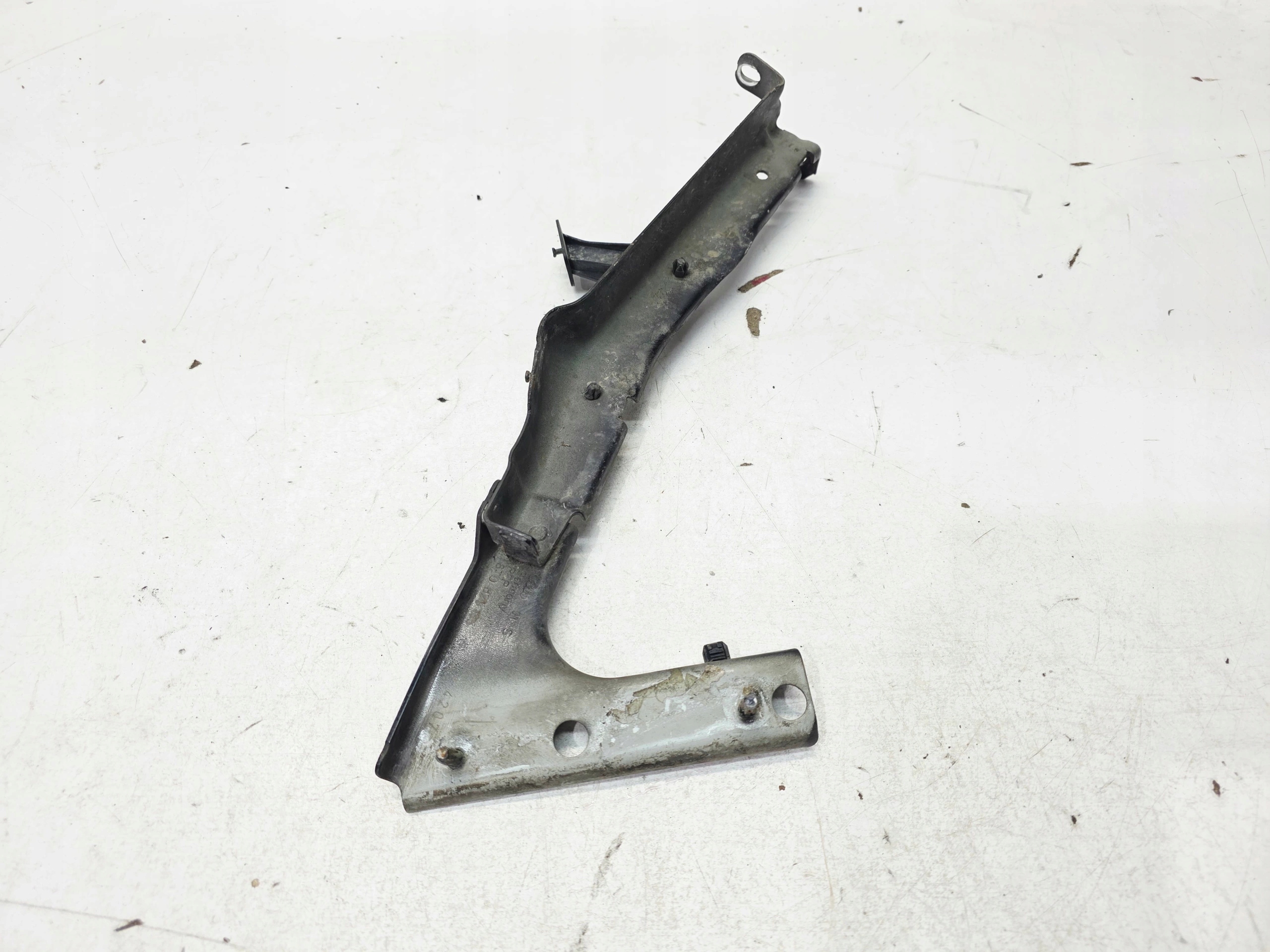 Console Support plaque Aile Gauche Avant AUDI A5 8T 8T0821135