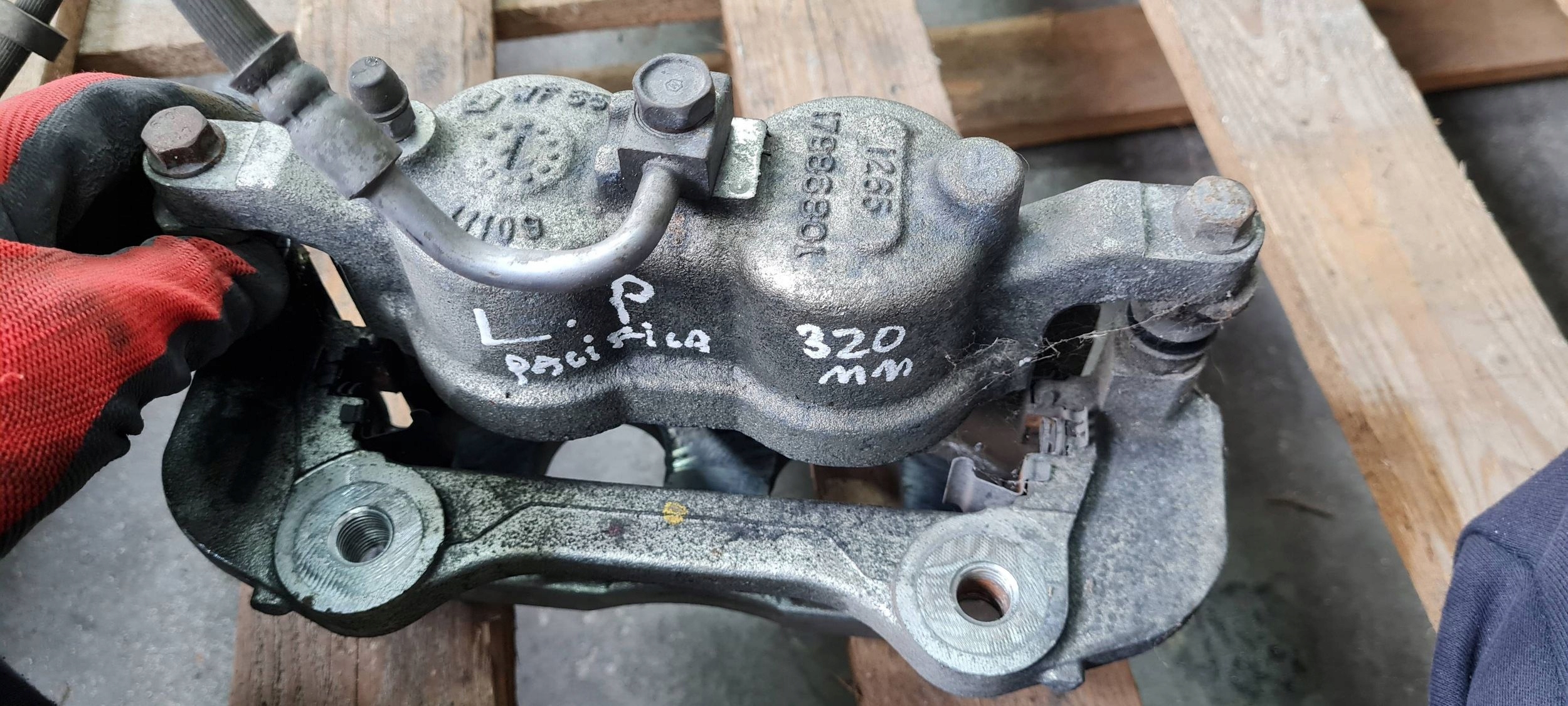Chrysler Pacifica 2022 caliper brake front front left 3.6 17986801