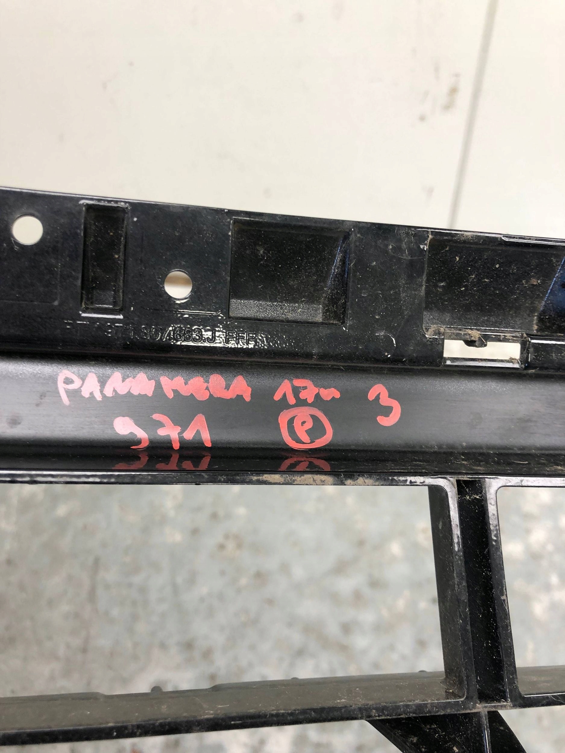grid central of a bumper front PORSCHE PANAMERA 971807683G