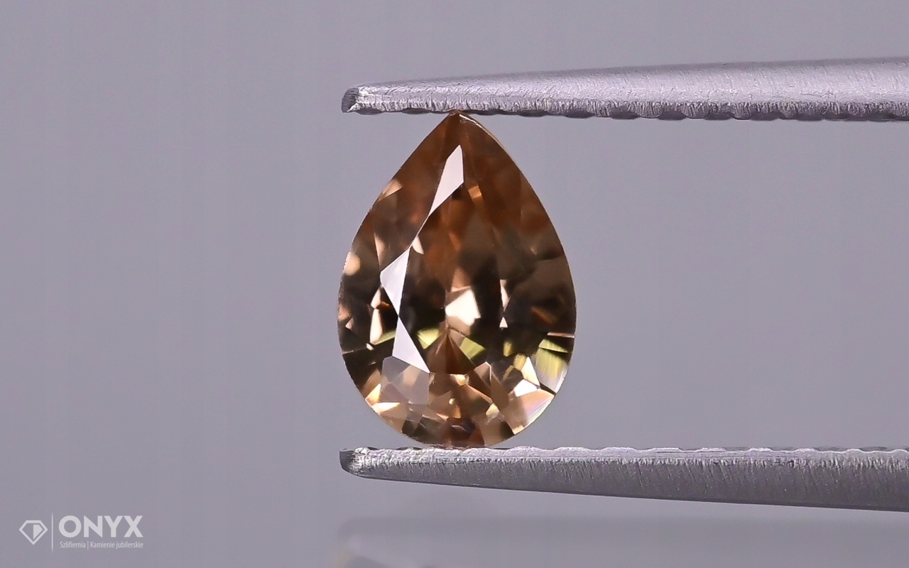 Zirkon fazetovaná slza 6x4,5 mm