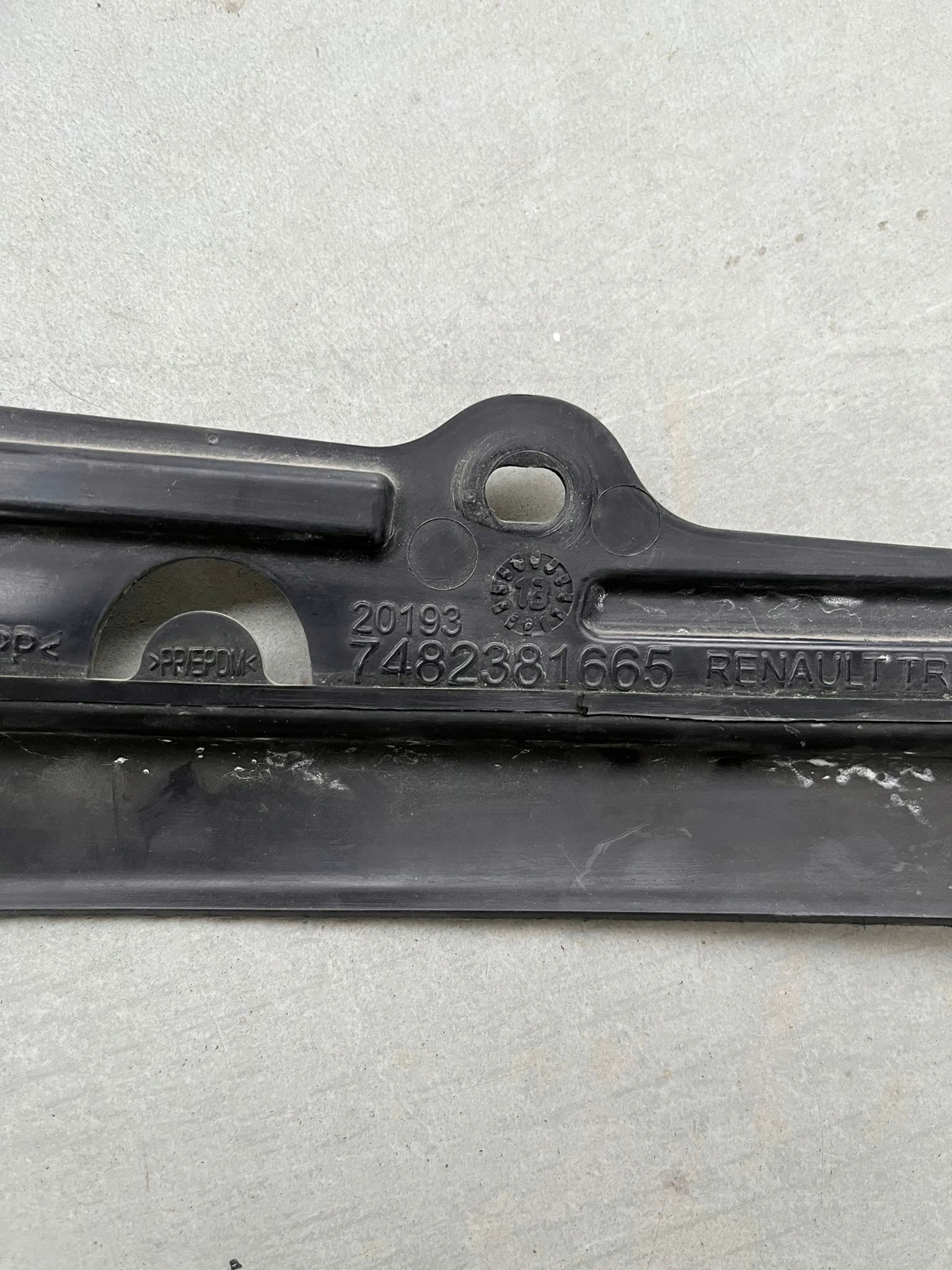 LISTWA MASKI FARTUCH RENAULT GAMA T RANGE 7482381665 Numer katalogowy części 7482381665