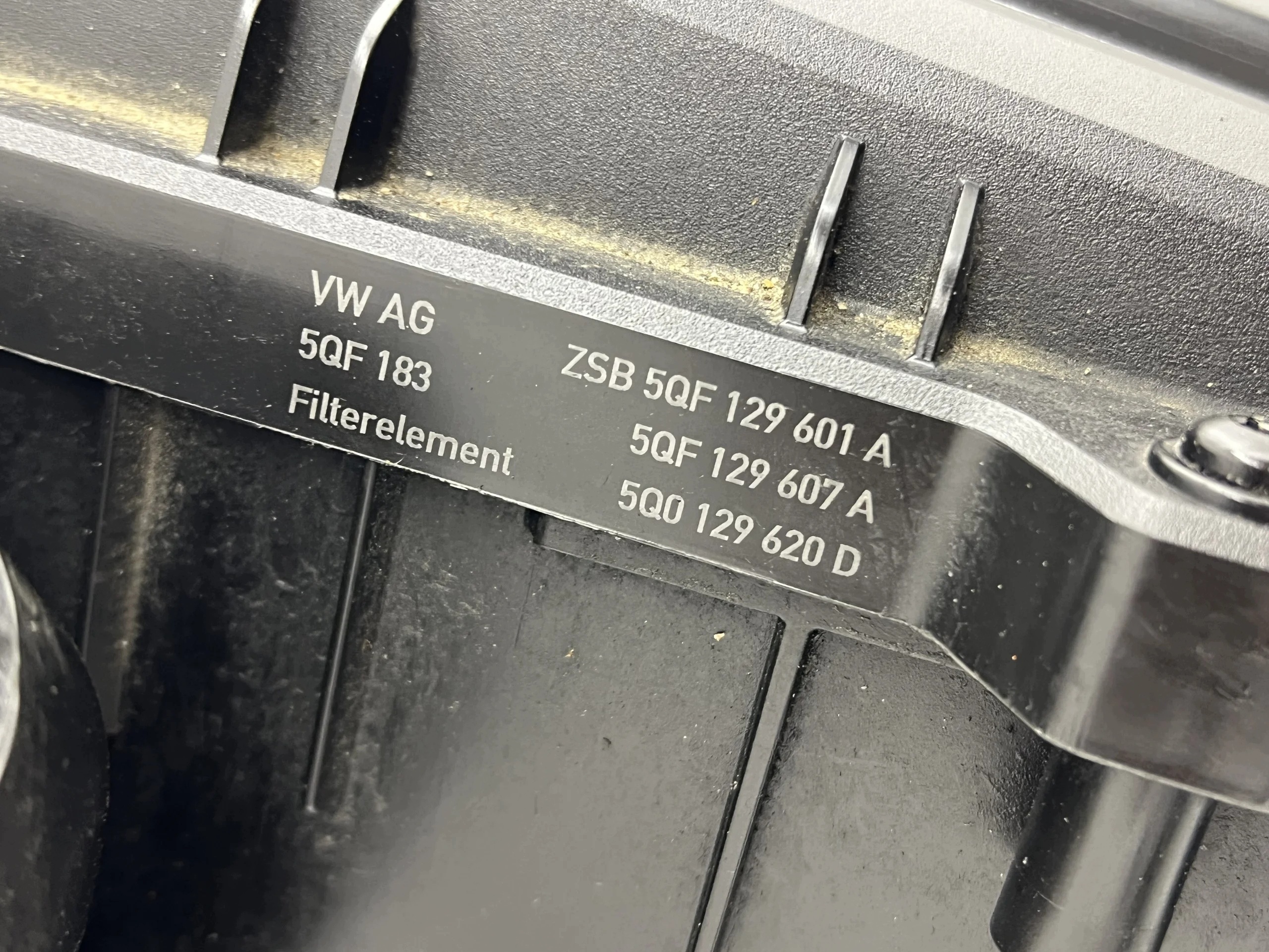 AUDI A3 8Y VW GOLF VIII 2.0 TDI luftfiltergehäuse luftabweiser 5QF129601A