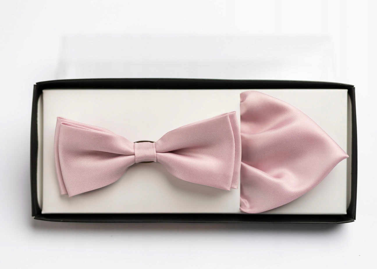 MUSZKA BLADY RÓŻ DO GARNITURU ELEGANCKA MUCHA Marka inna