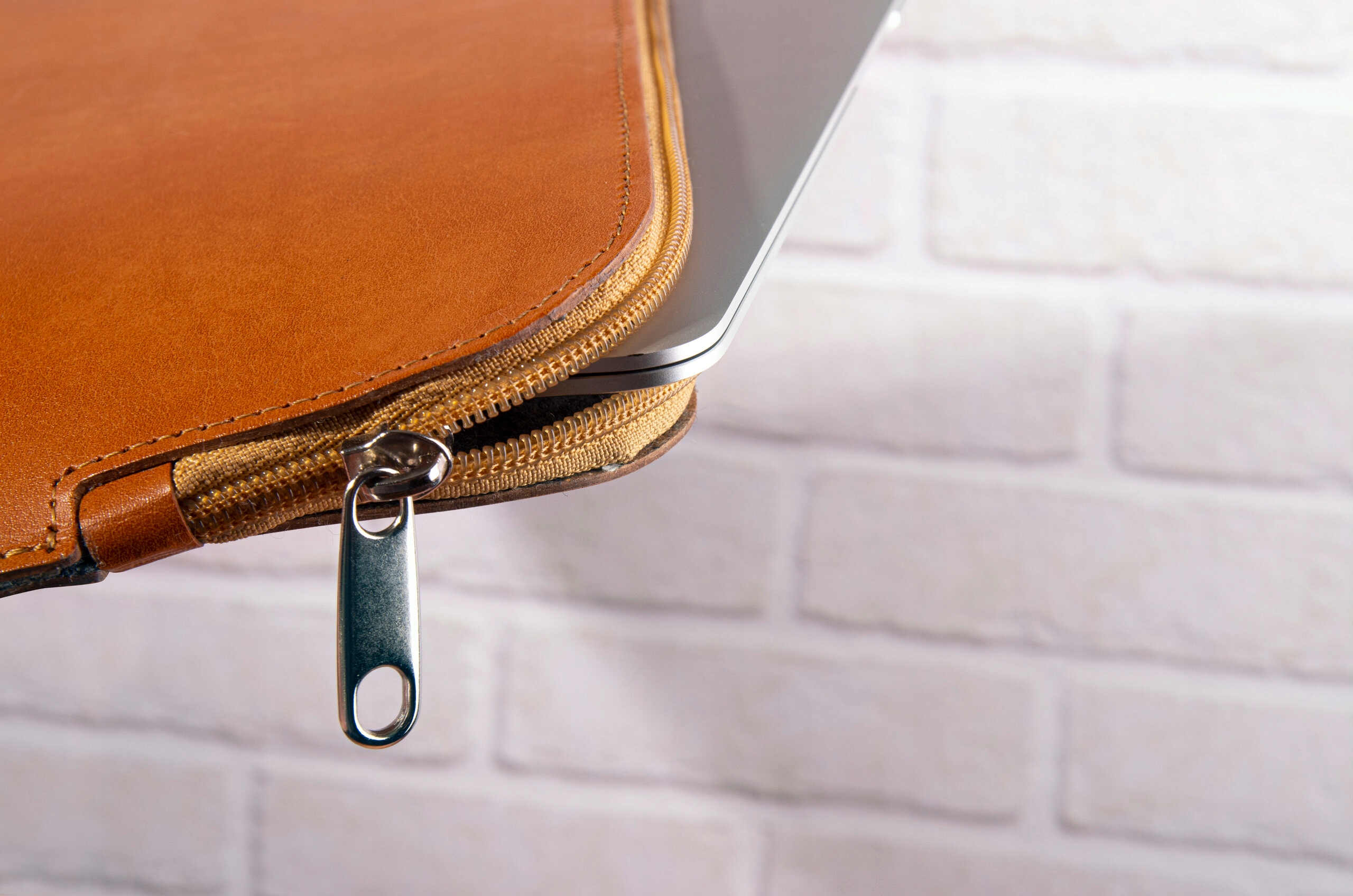 BALTAN Etui skórzane z zamkiem do MacBooka Pro 14" brązowe — 10
