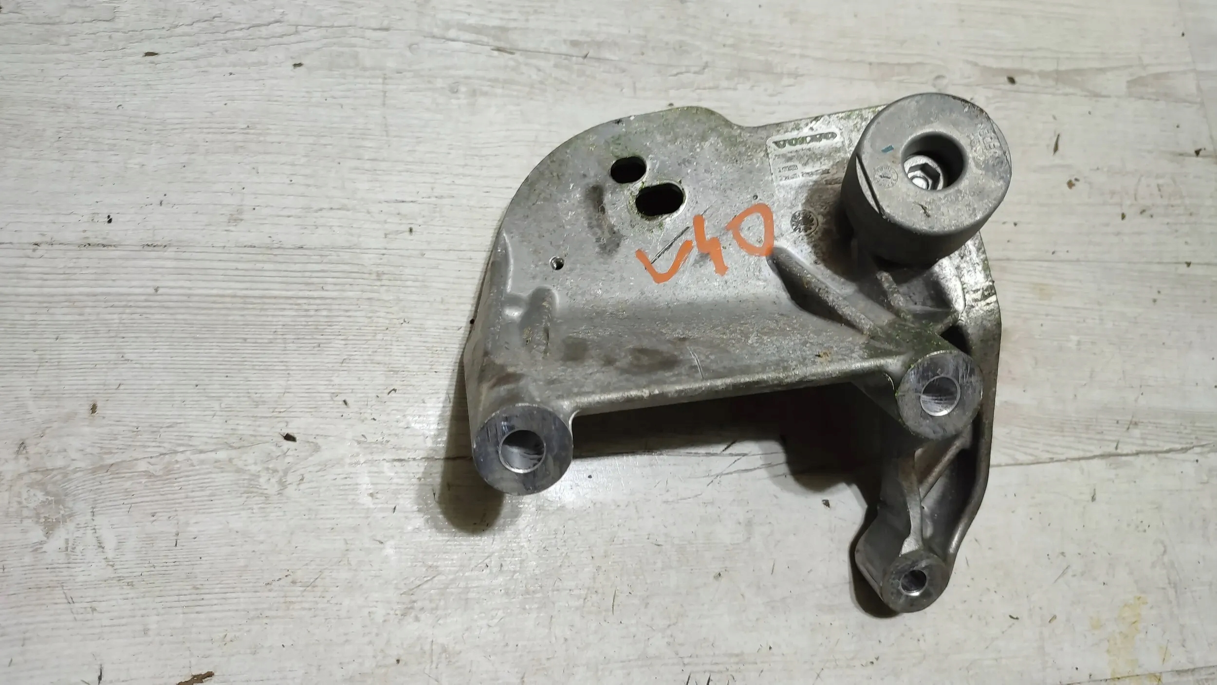 Volvo V40 II 2018r Wsporniki and engine mount
