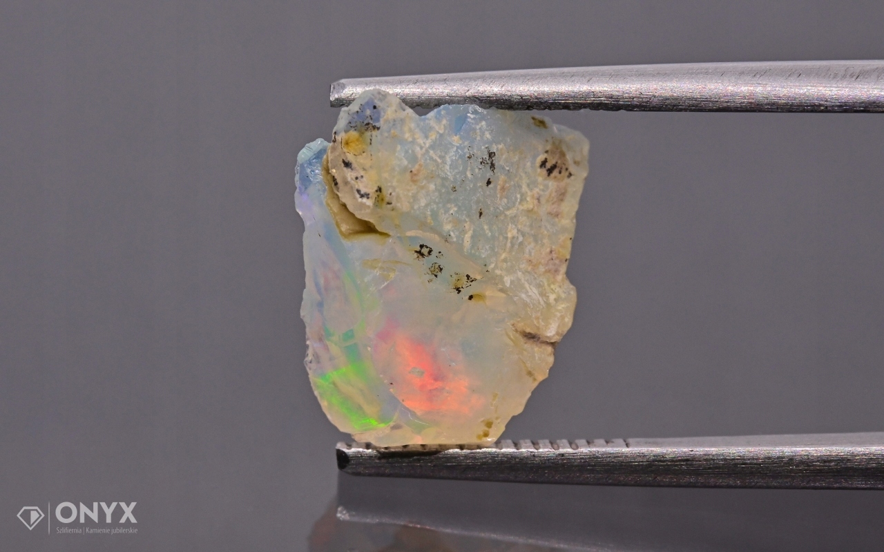Opal z Etiopie hrudka 11x10 mm