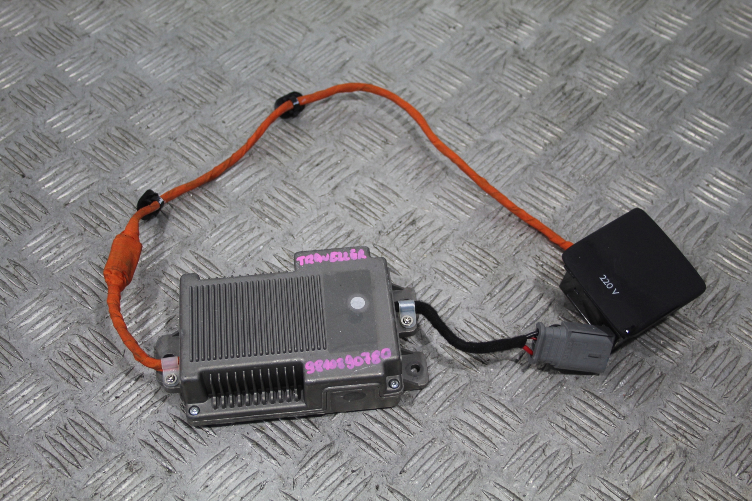 PRZETWORNICA PRĄDU 230V TRAVELLER EXPERT III 3