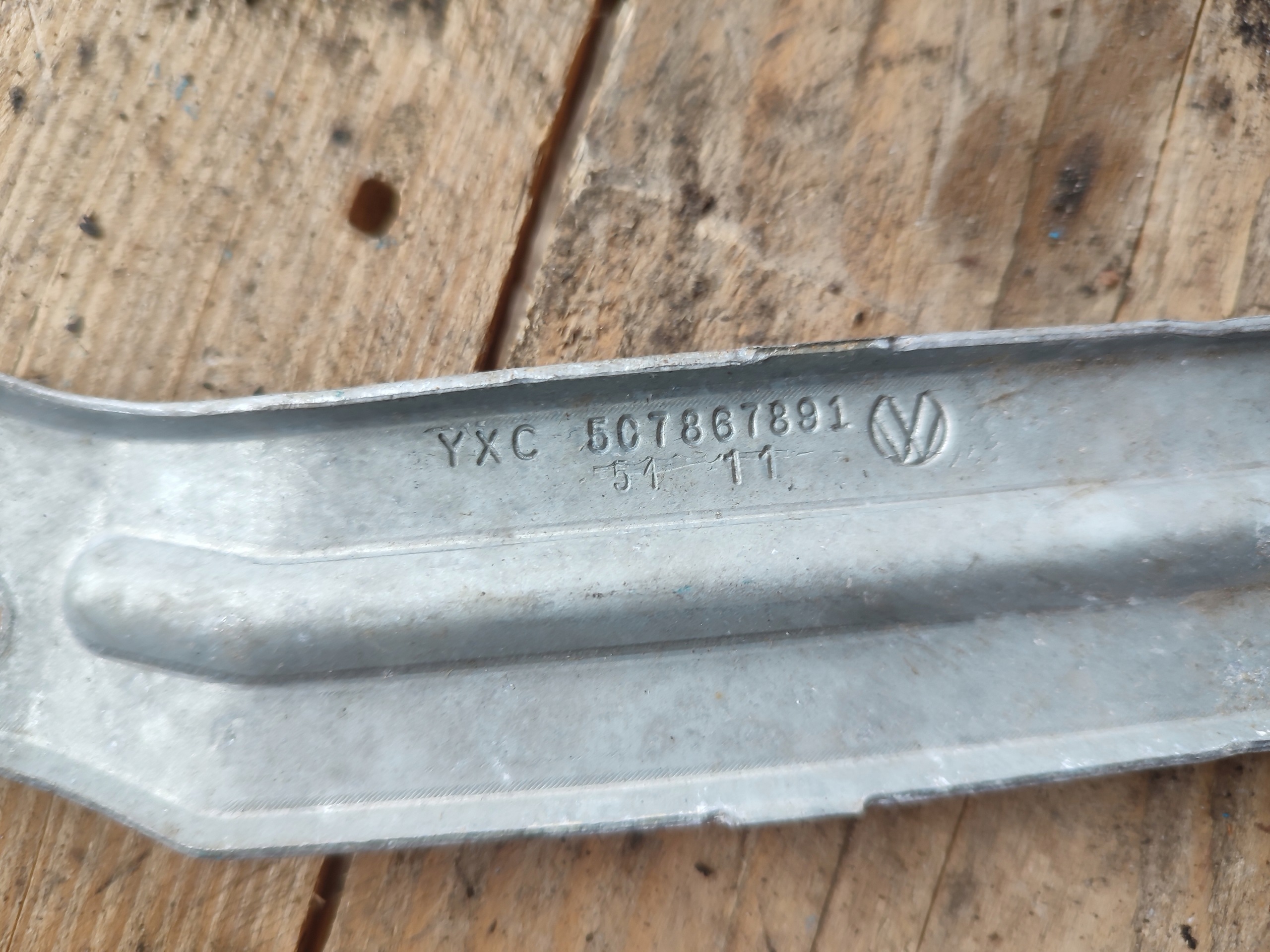 pillar left VOLKSWAGEN JETTA 5C7867891