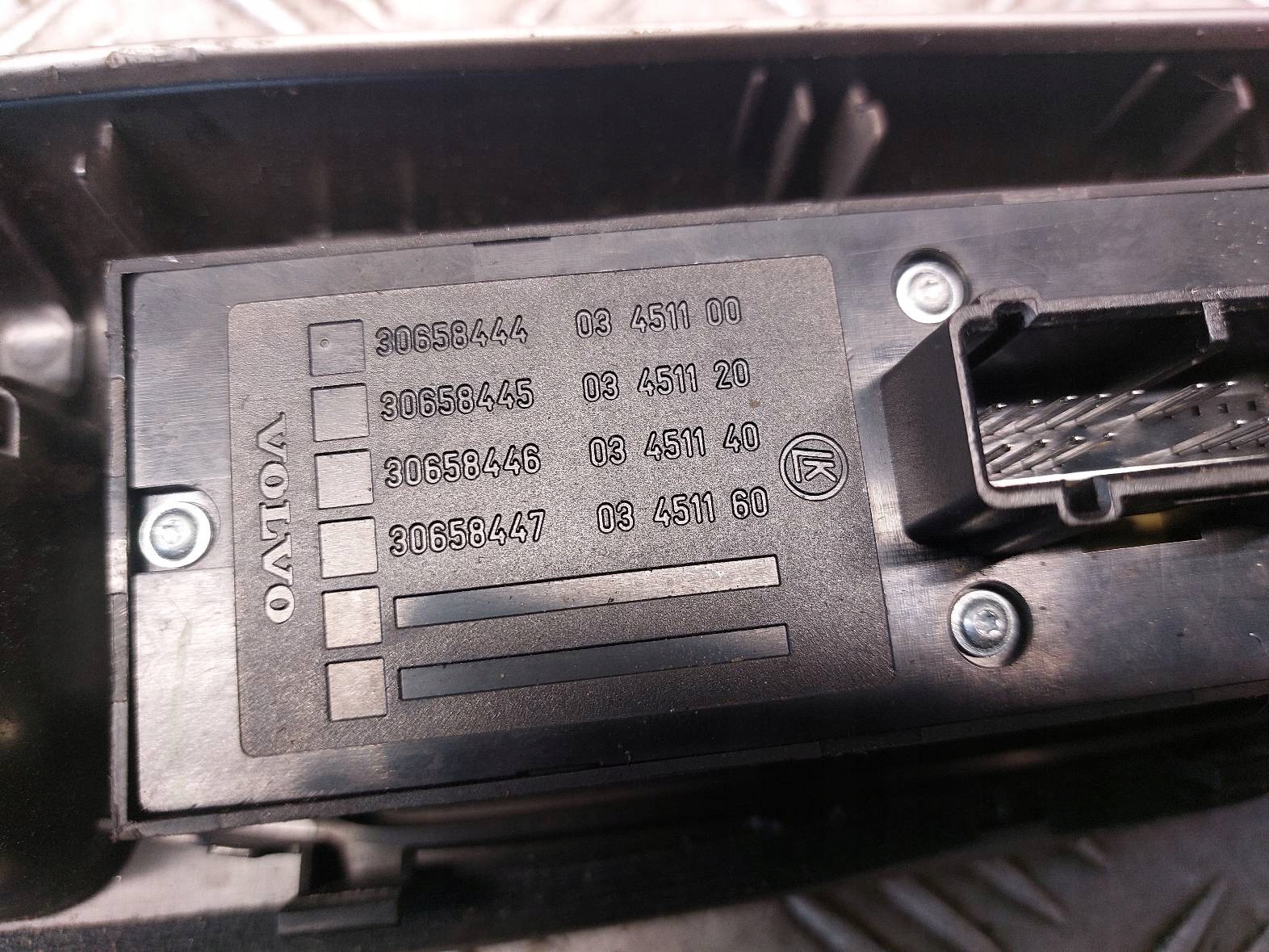 window control switch left front VOLVO V50 and 30658444 8679666