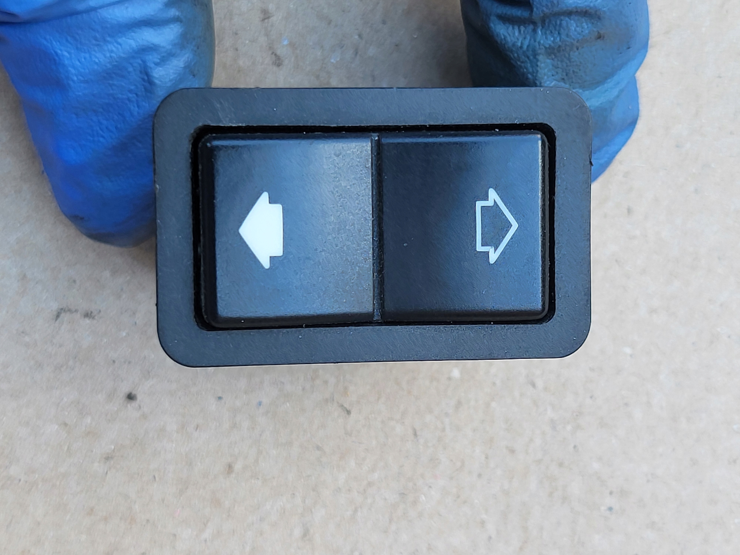 switch button of the lowering windows left right rear BMW 5 E39 7 E38 OE