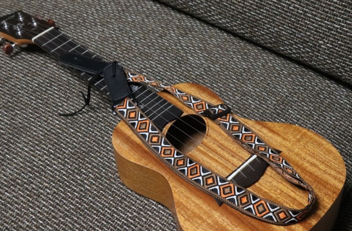 Dziany pasek do ukulele, smycz, krawat. Stan opakowania oryginalne