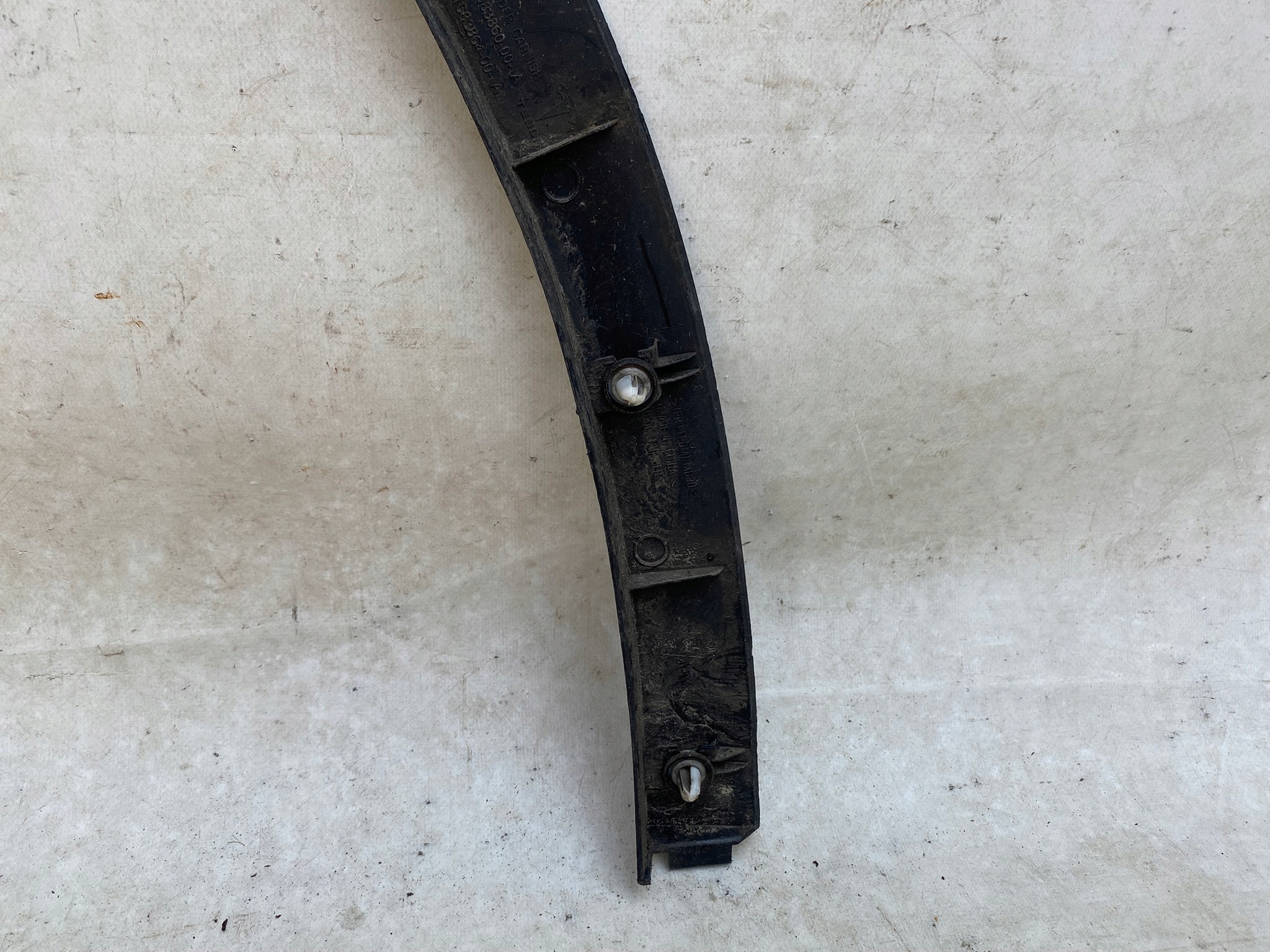 TESLA Y moulding for fender right front 1683860-00-A