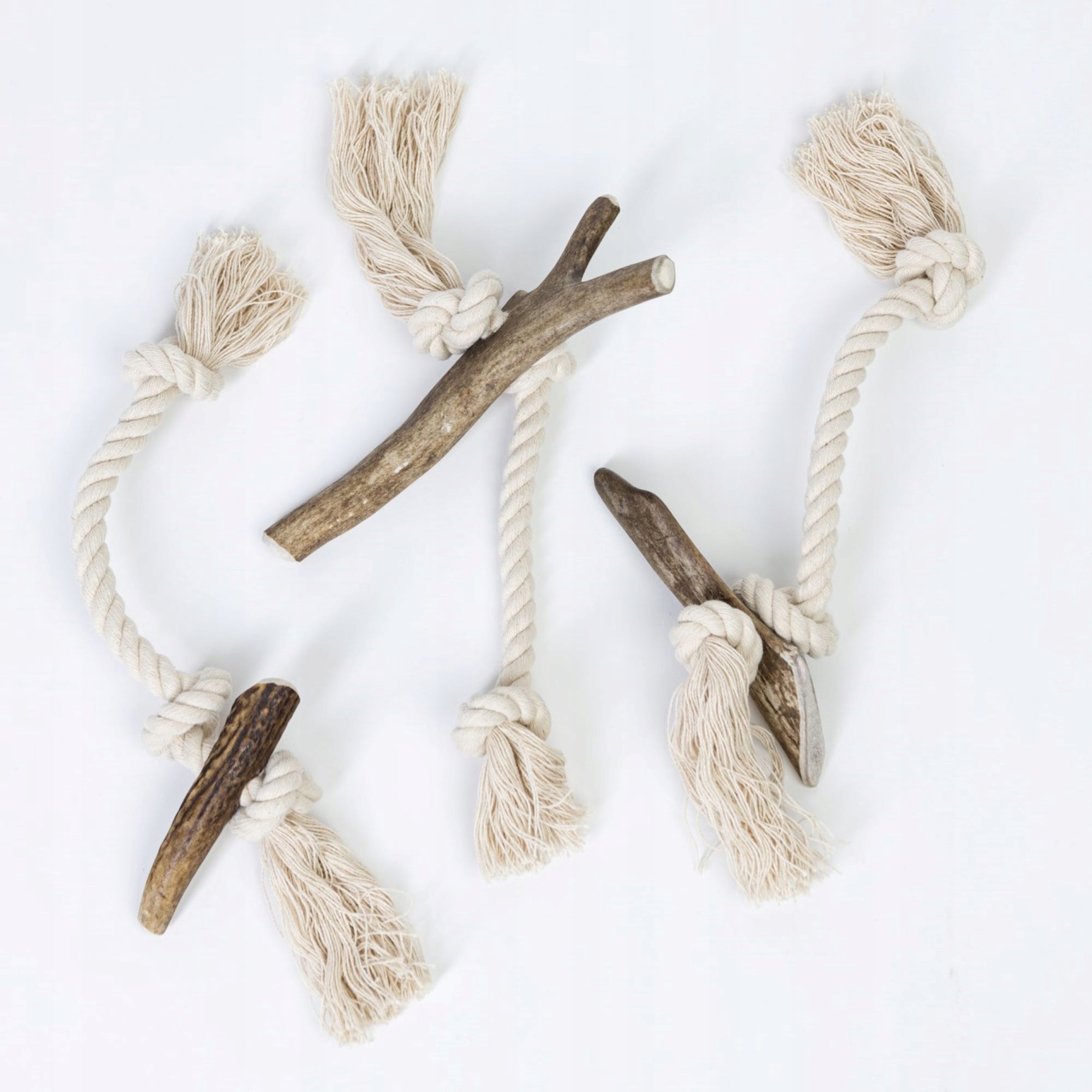 Levně Wufy Přírodní kousátko z jeleního parohu se šňůrkou