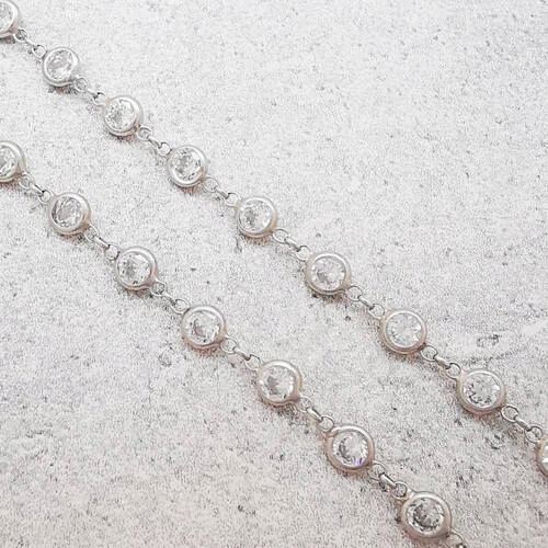 Stříbrný náhrdelník zdobený zirkony