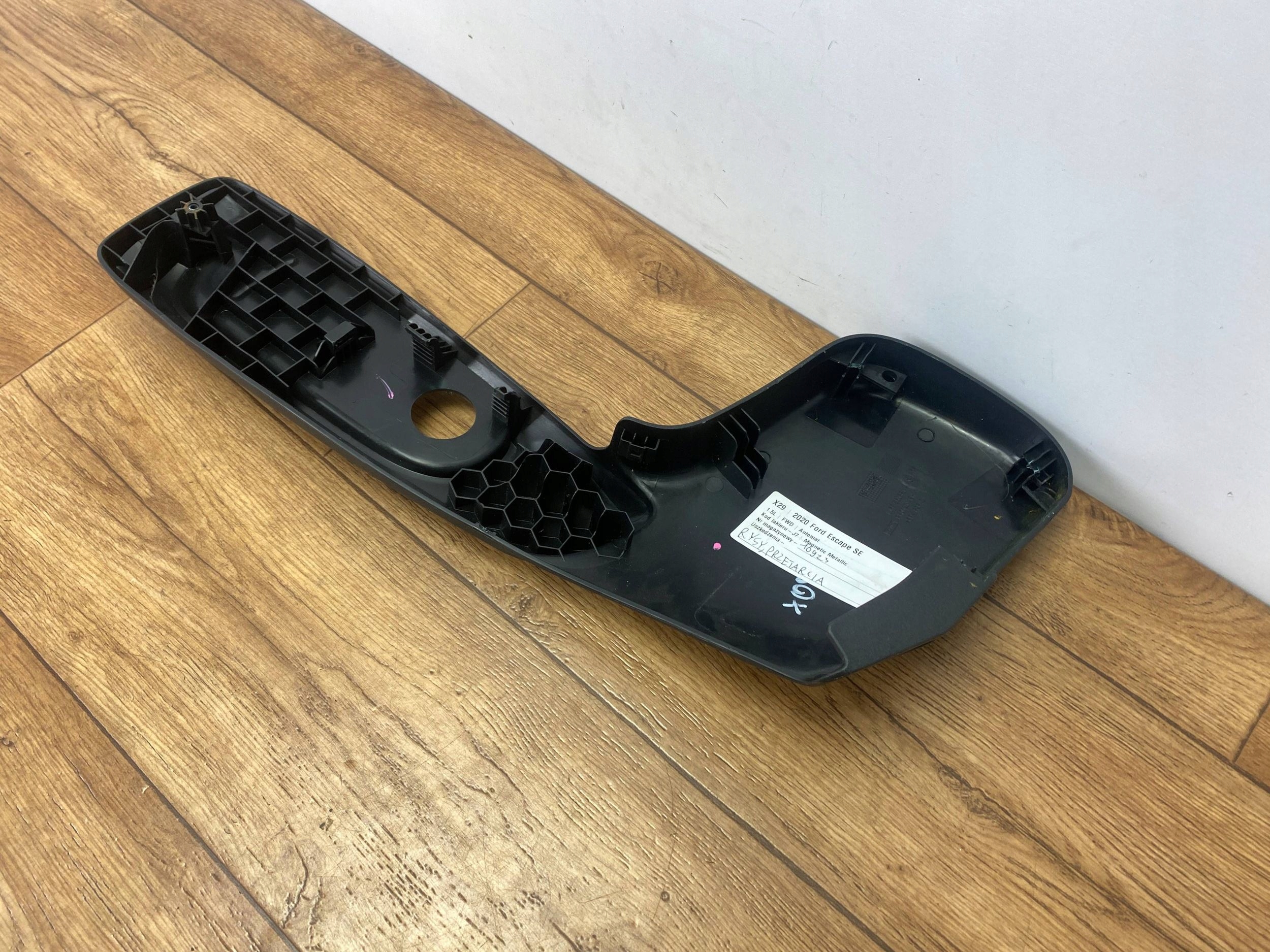 plastica boczny kanapy Ford Escape IV Kuga MK3 2020+