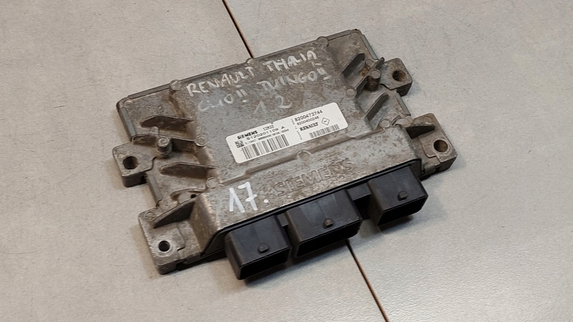 control unit of the engine CLIO II 1.2 8200473744