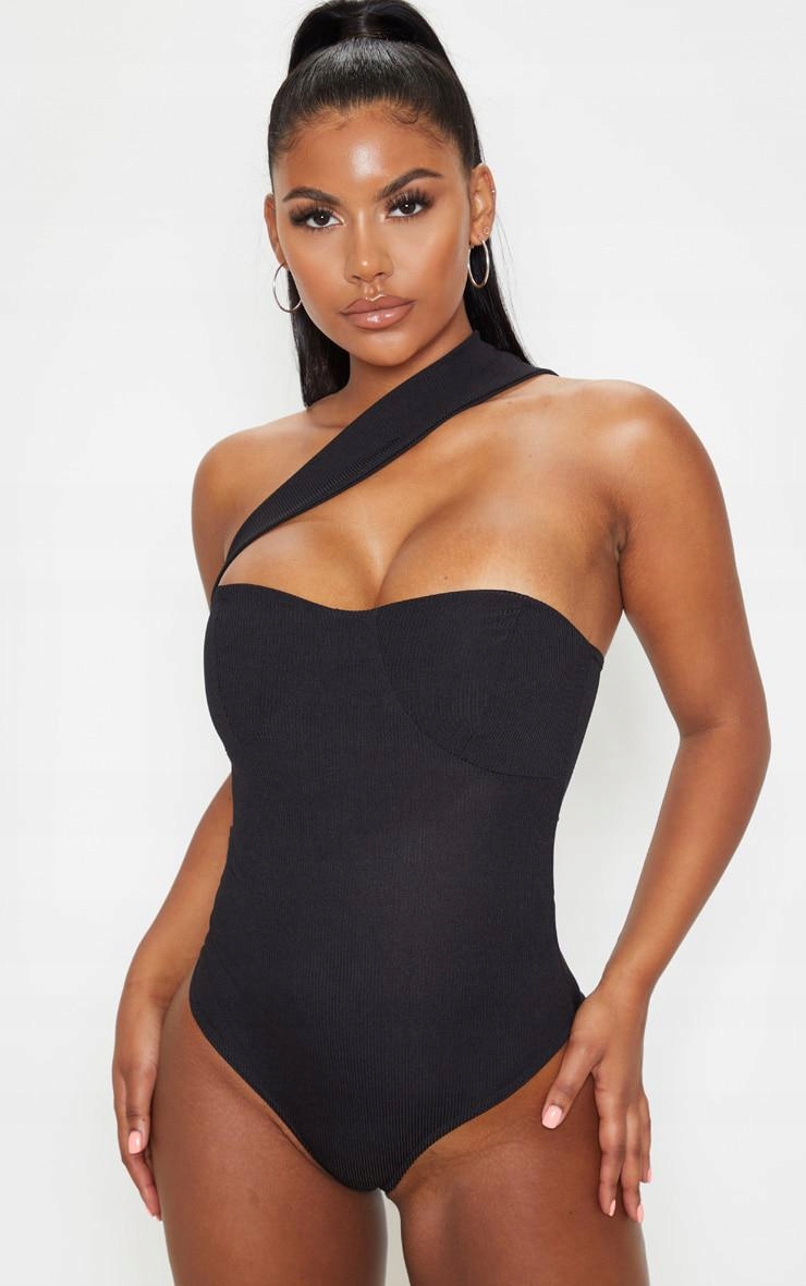 TT83 ASYMETRYCZNE BODY PRETTYLITTLETHING 40 Kolor czarny